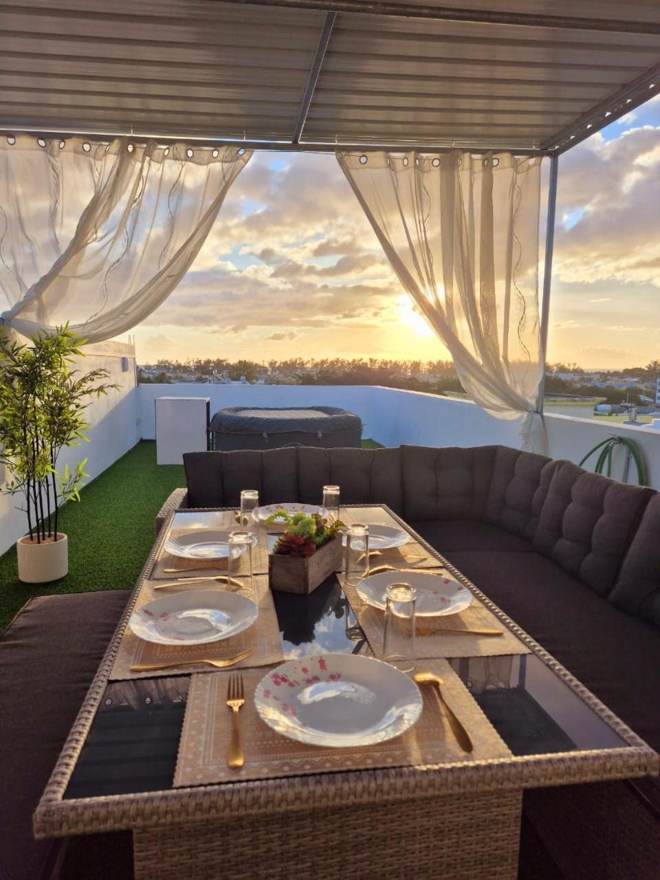 Skyview Apartment- Rooftop Penthouse With Sunset & Sea Views * Flic en Flac
