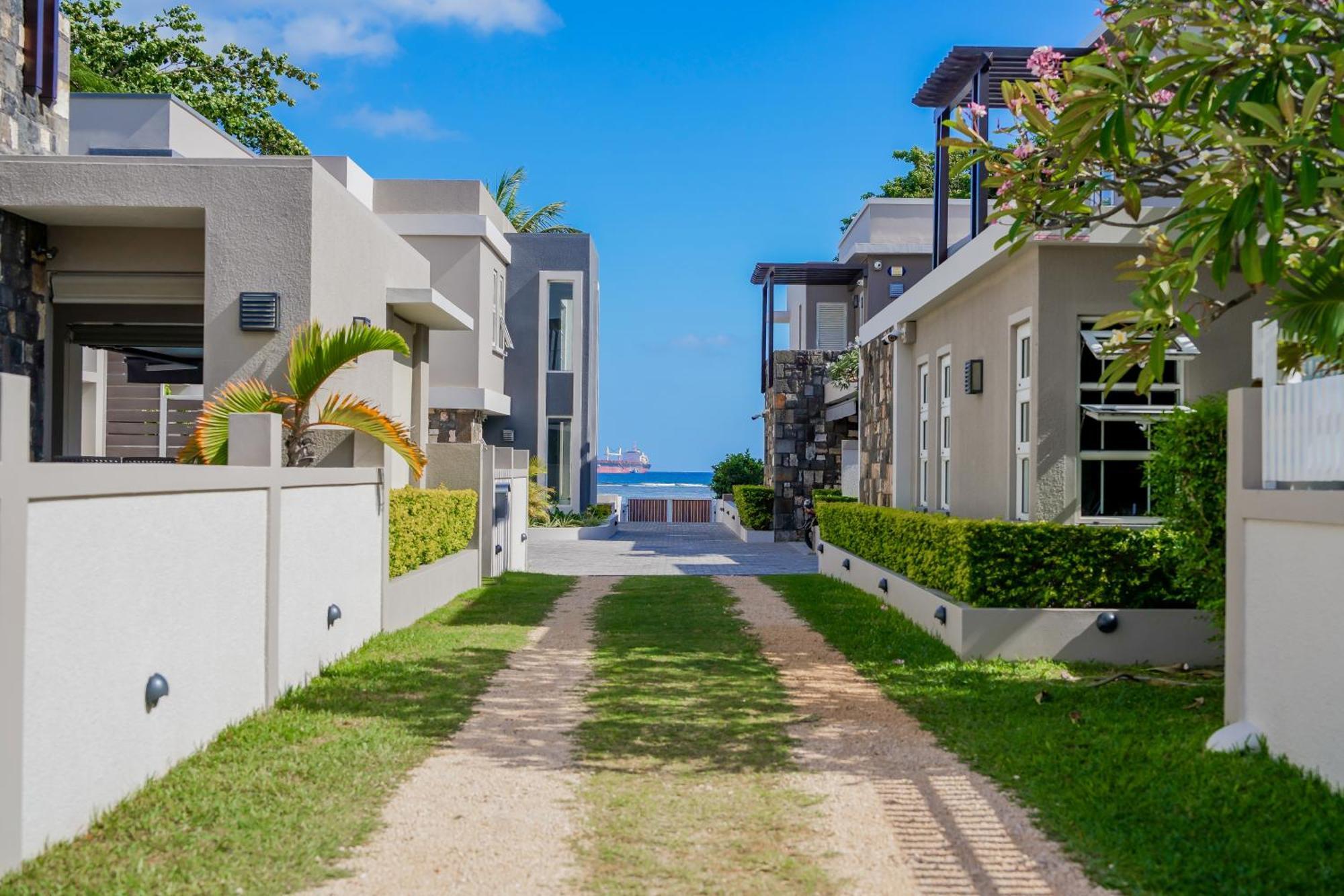 The Compound - 3 * Baie-du-Tombeau