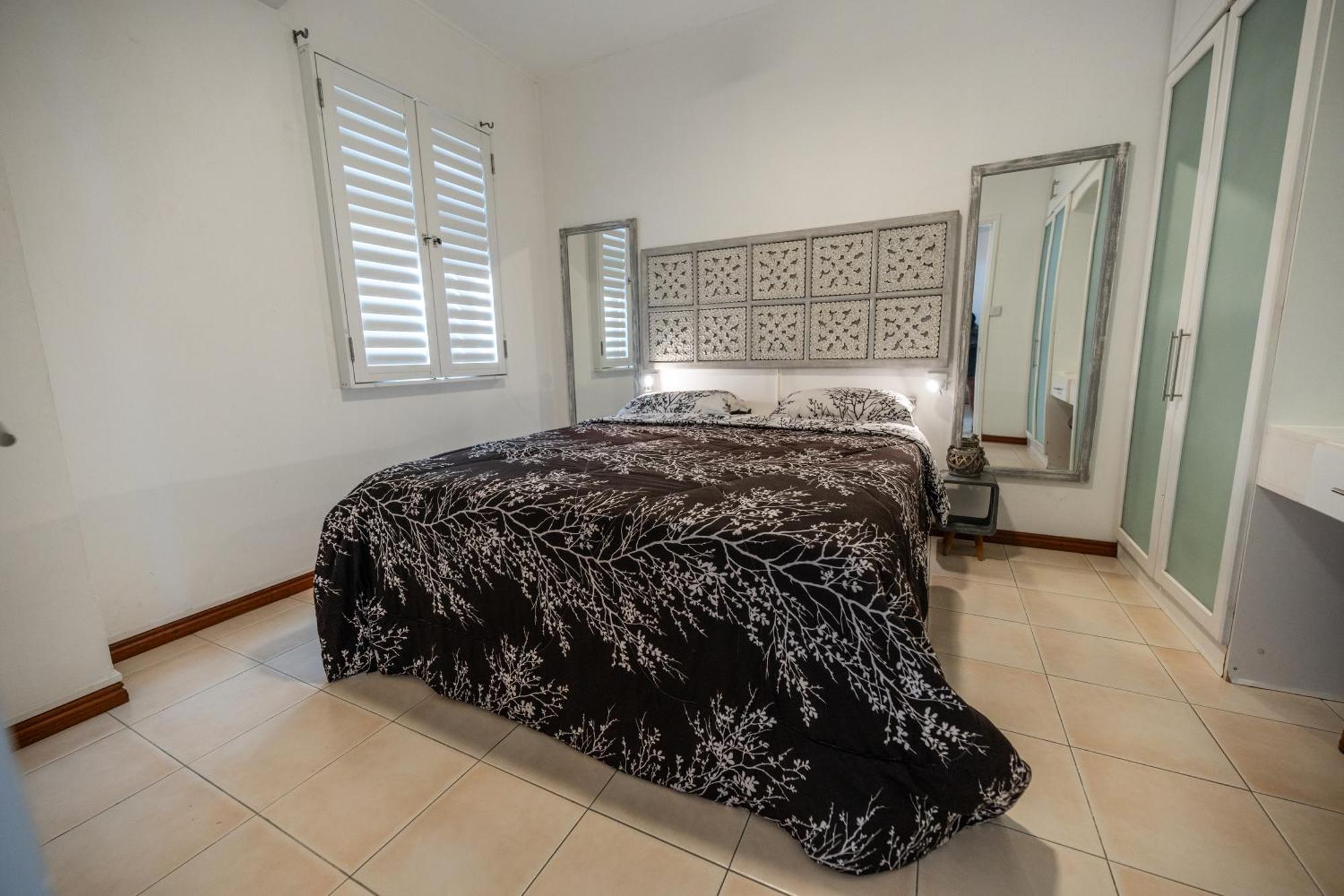 Luxurious 3-bedroom With Sea Views - Sd10
