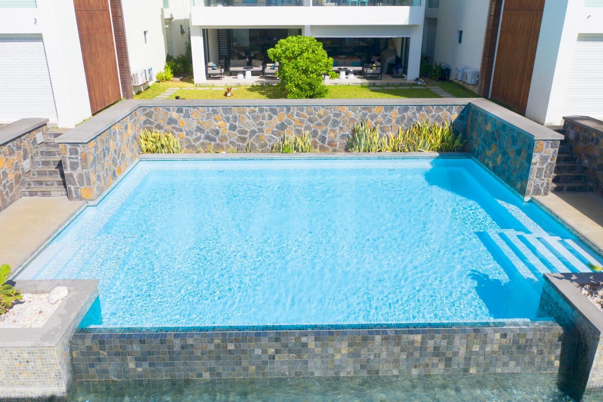 White&blue Beachfront Luxury *
