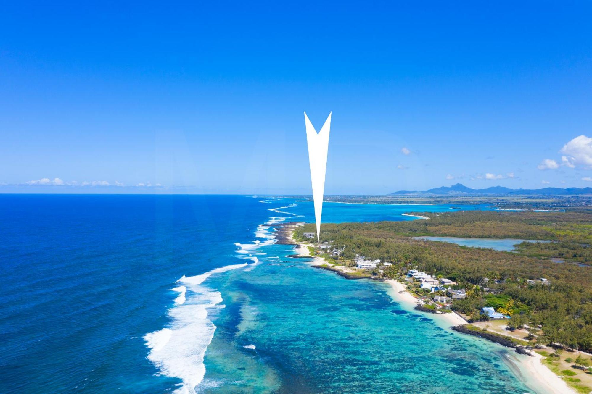 White&blue Beachfront Luxury Villa Poste Lafayette