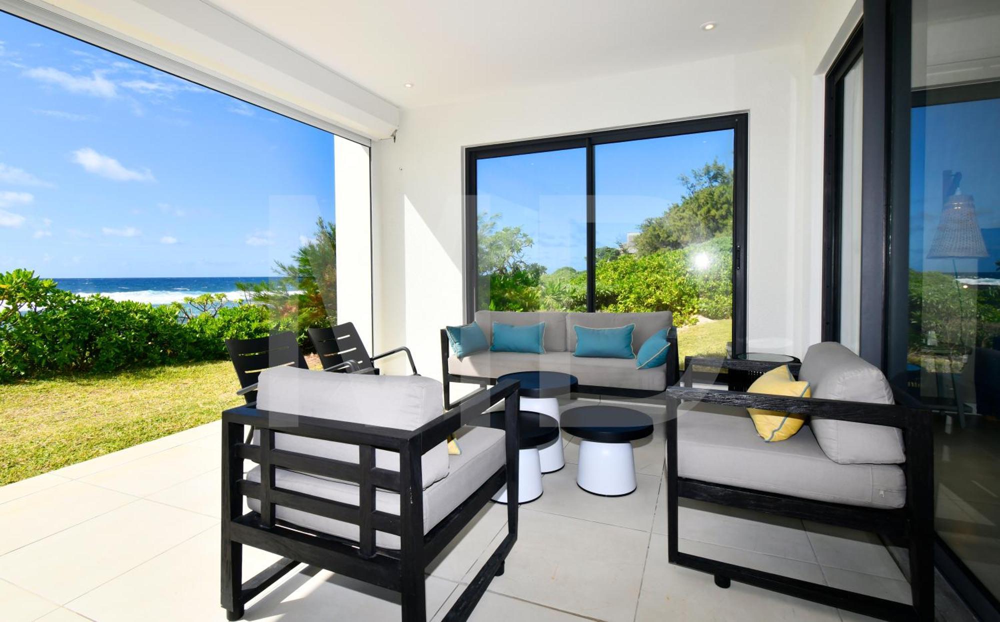 White&blue Beachfront Luxury Villa Poste Lafayette