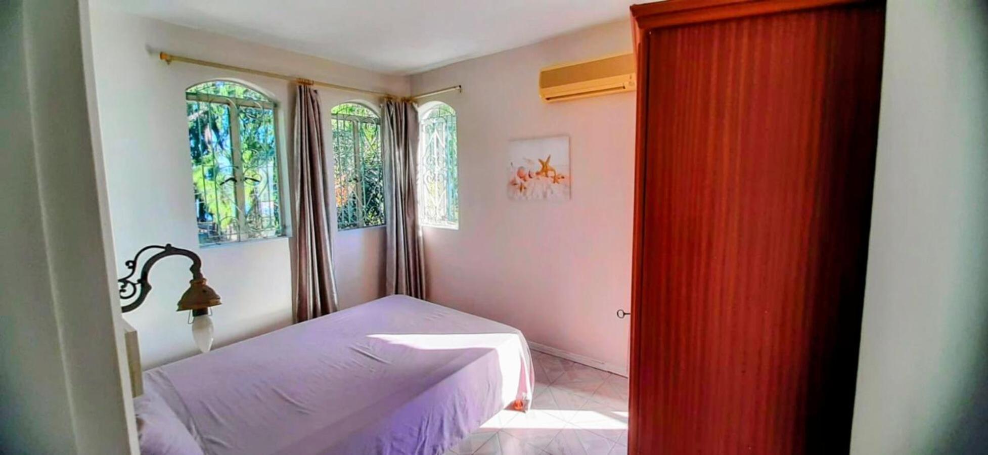 4beds- Beachfront