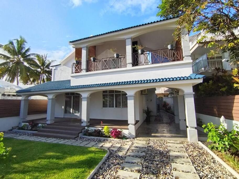 Hive Villa Blue Bay
