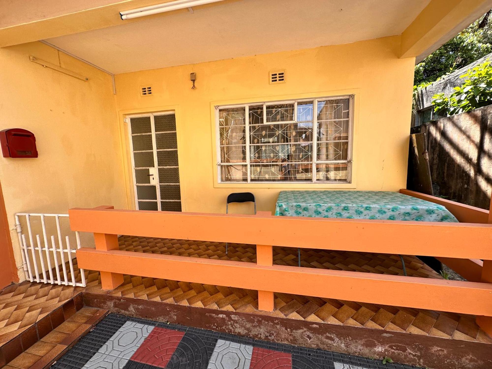 Spacious Ground Floor 2 Bedroom With Parking Apartment *
