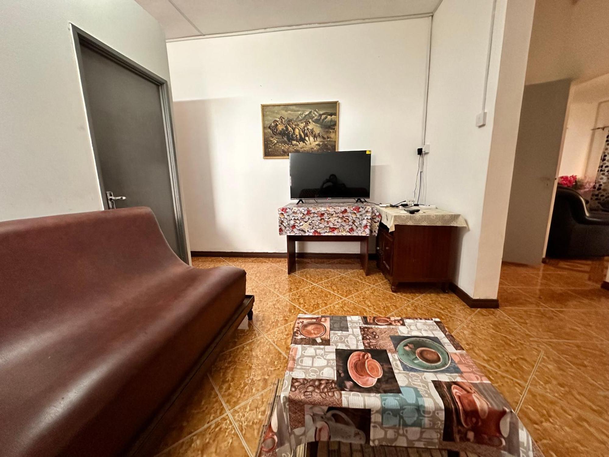 Spacious Ground Floor 2 Bedroom With Parking Apartment