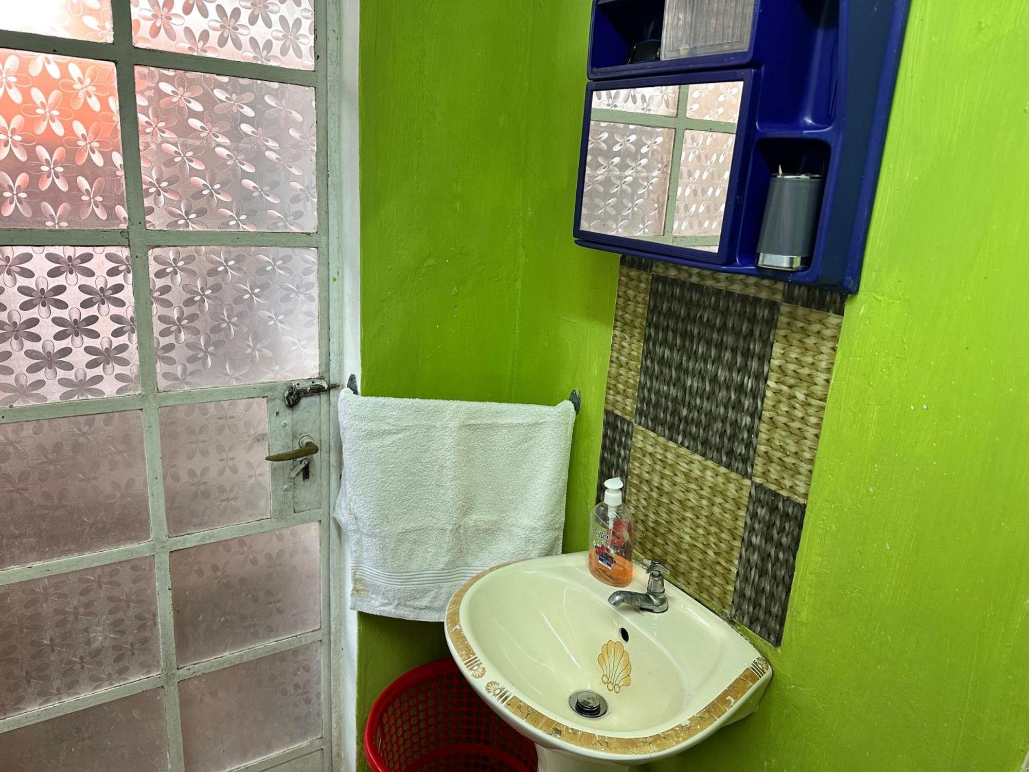 Spacious Ground Floor 2 Bedroom With Parking Apartment *