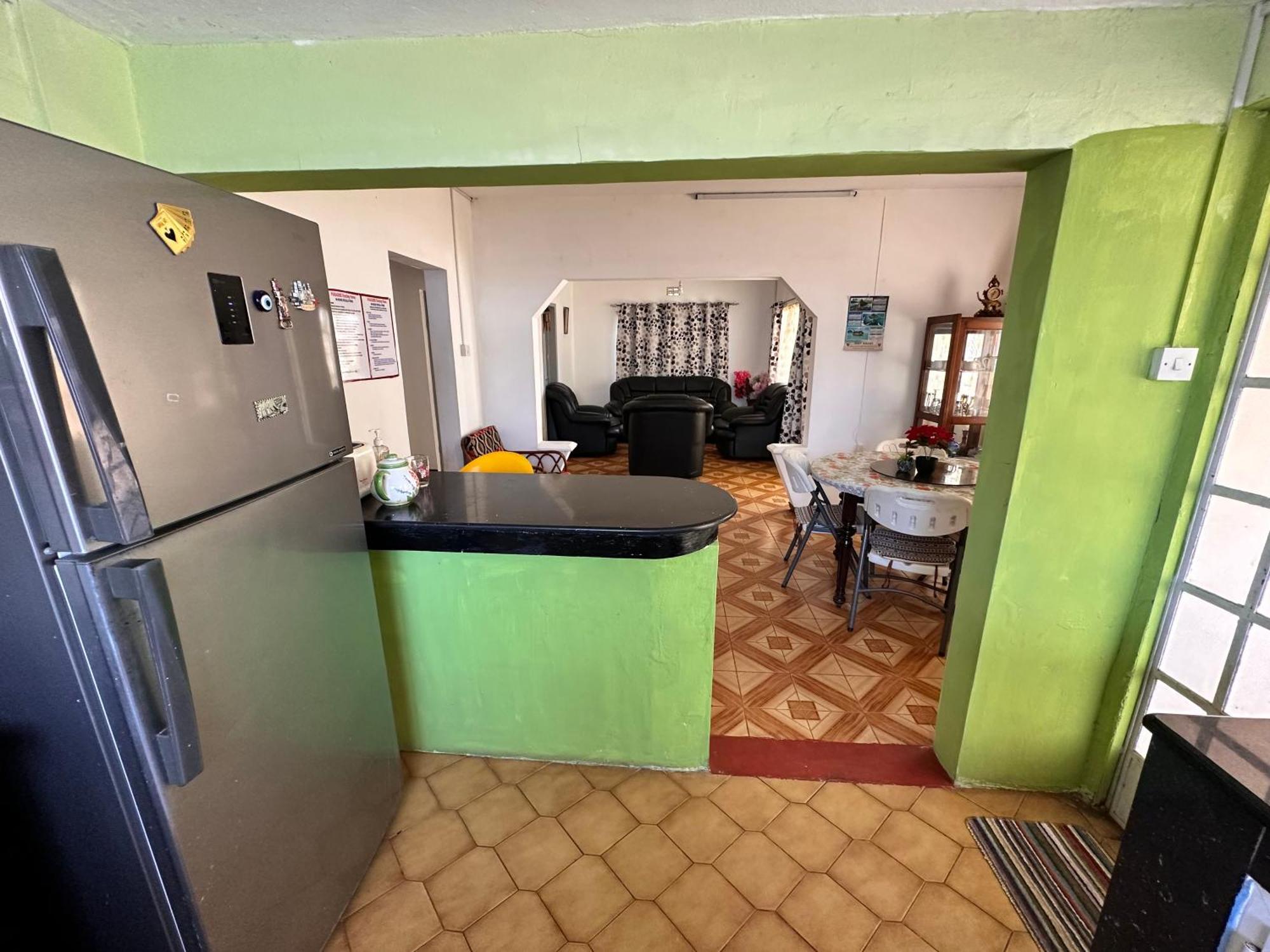 Spacious Ground Floor 2 Bedroom With Parking Apartment