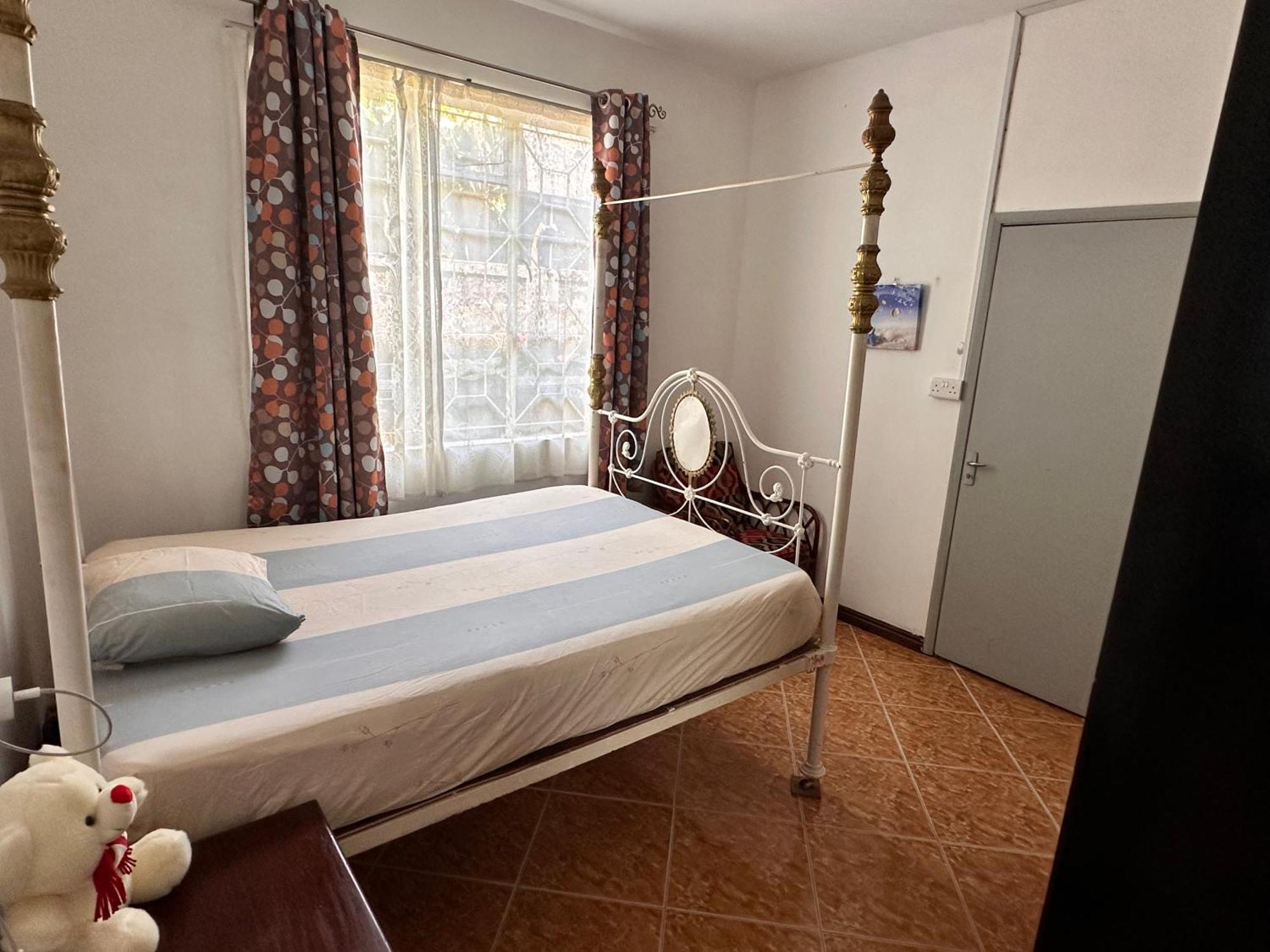 Spacious Ground Floor 2 Bedroom With Parking Apartment *