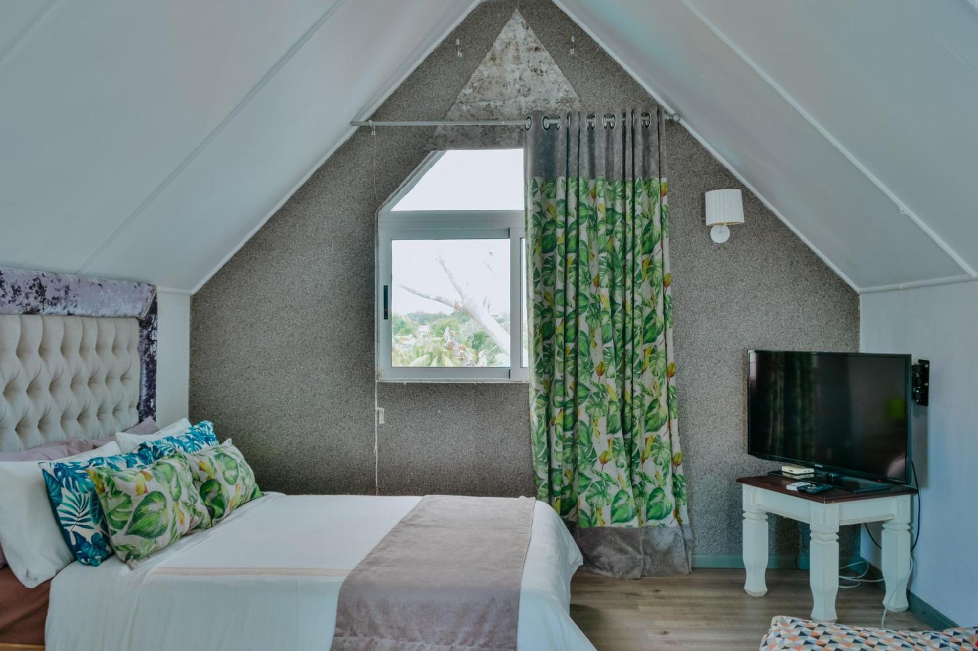 Boutique On The Rocks With Stunning Sea Views, Infinity Pool & Private Sea *