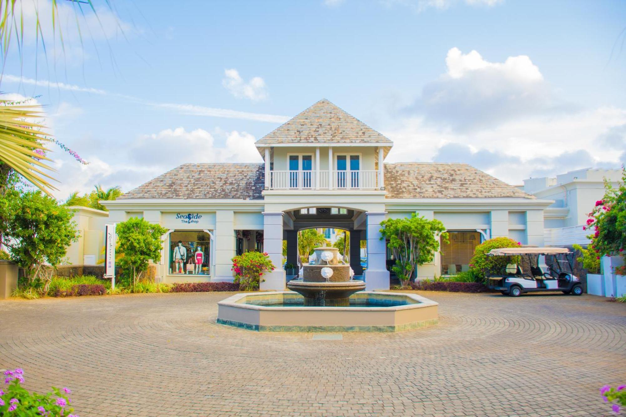 Apartment Azuri Apartment With Beach, Pools, Gym, Golf, Shops, Restaurants, Spa, Boat Activities, Tennis &Paddle Court, Kids Corner Roches Noires