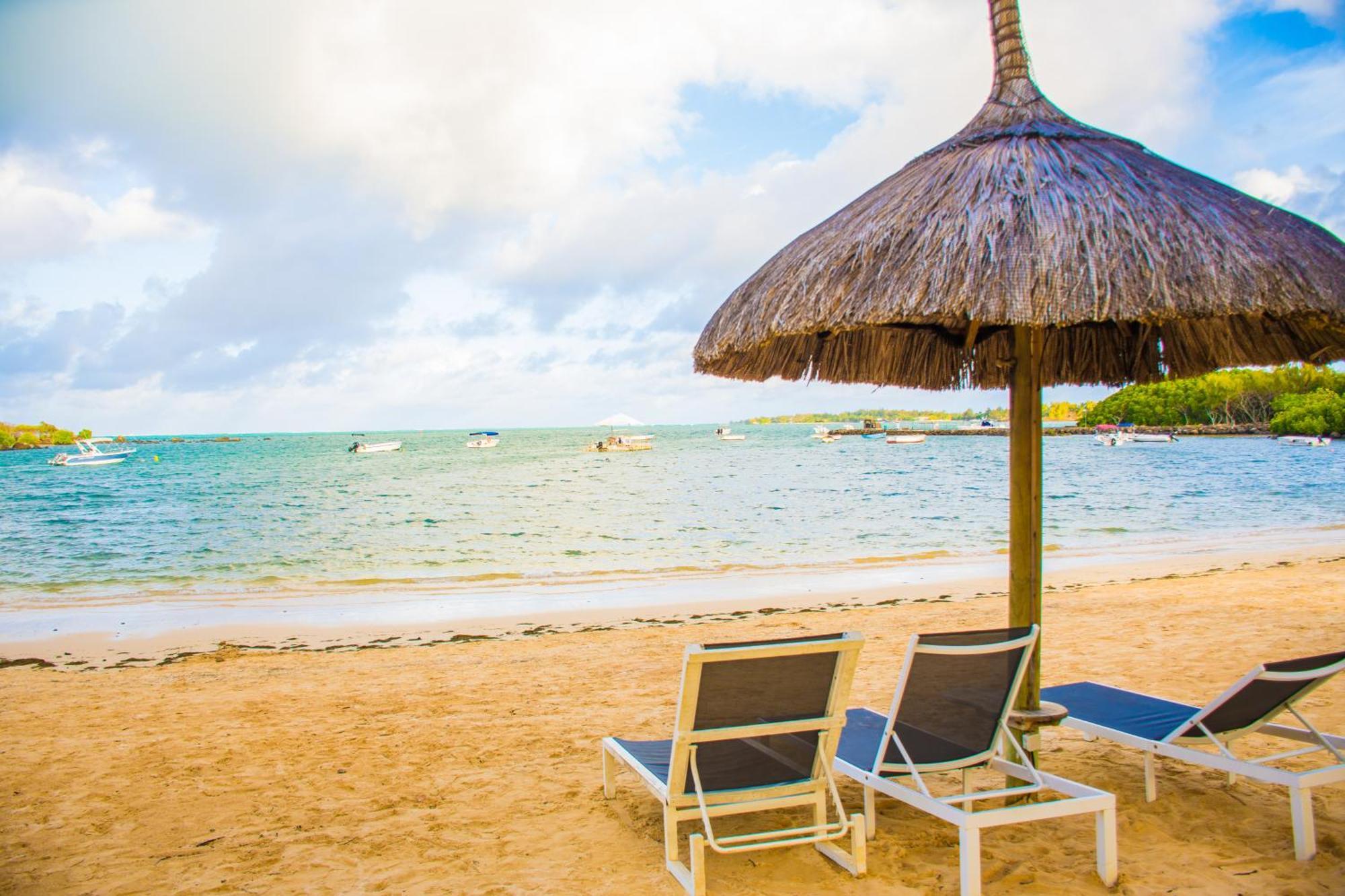 Azuri Apartment With Beach, Pools, Gym, Golf, Shops, Restaurants, Spa, Boat Activities, Tennis &Paddle Court, Kids Corner Roches Noires