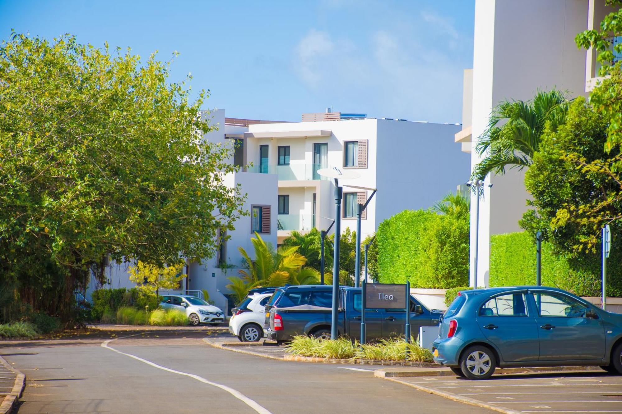 Azuri Apartment With Beach, Pools, Gym, Golf, Shops, Restaurants, Spa, Boat Activities, Tennis &Paddle Court, Kids Corner Roches Noires