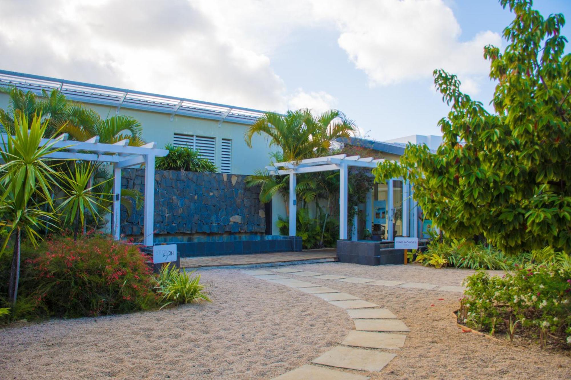 Apartment Azuri Apartment With Beach, Pools, Gym, Golf, Shops, Restaurants, Spa, Boat Activities, Tennis &Paddle Court, Kids Corner Roches Noires