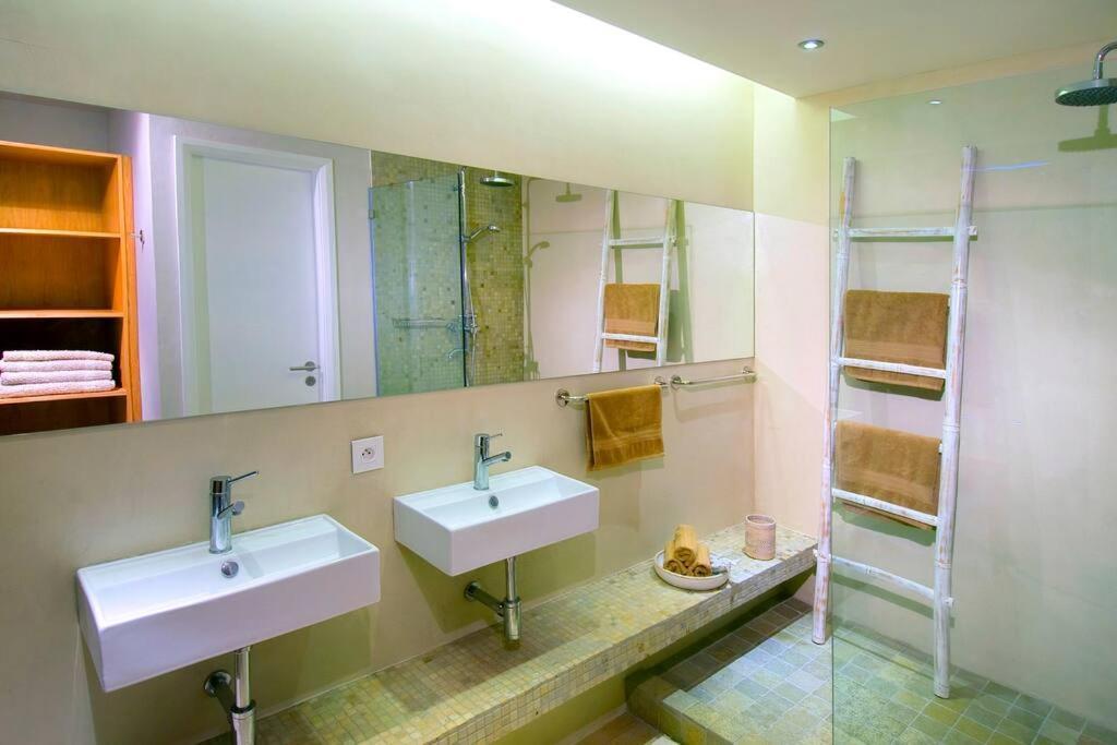Villa Beachfront Baladirou ,3 Bedroom In Calodyne, Private Pool
