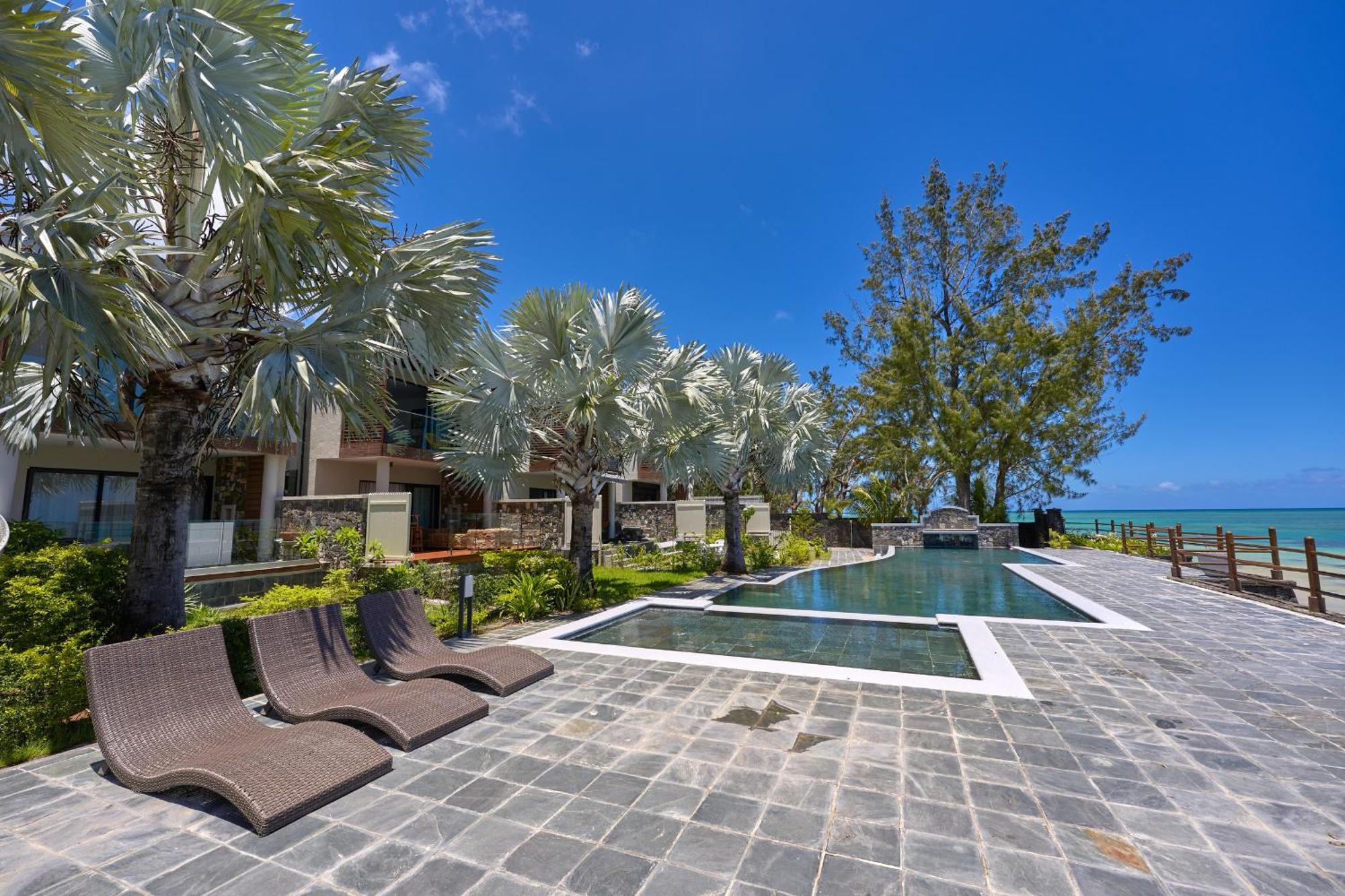 Duplex Skyline, 3 Bedroom En Suite, Beachfront Apartment Cap Malheureux