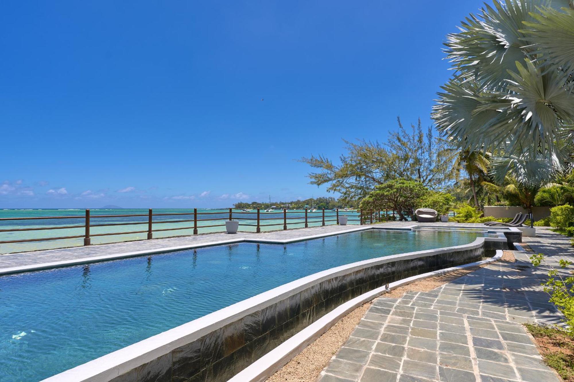 Duplex Skyline, 3 Bedroom En Suite, Beachfront Apartment Cap Malheureux