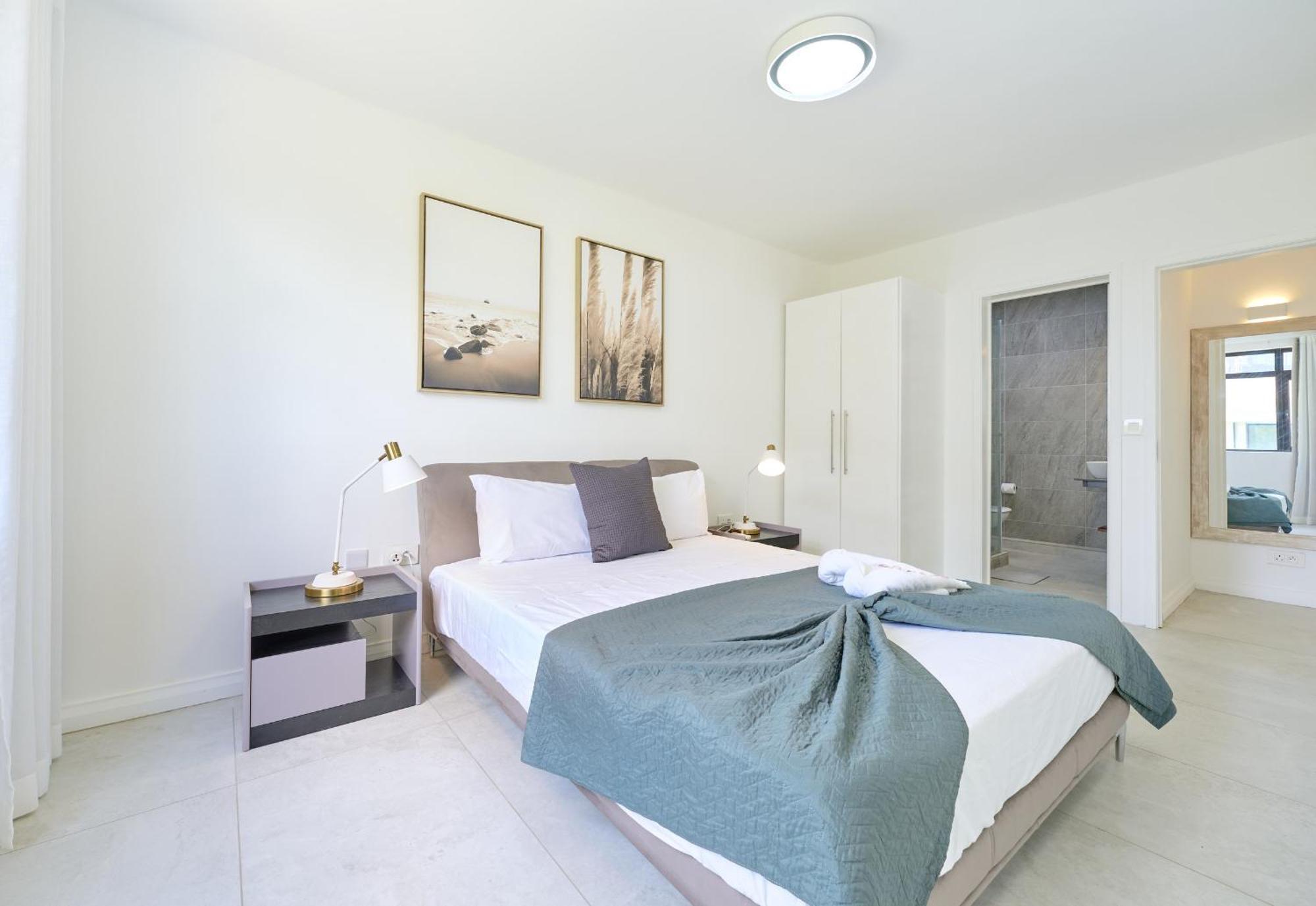 Duplex Skyline, 3 Bedroom En Suite, Beachfront * Cap Malheureux