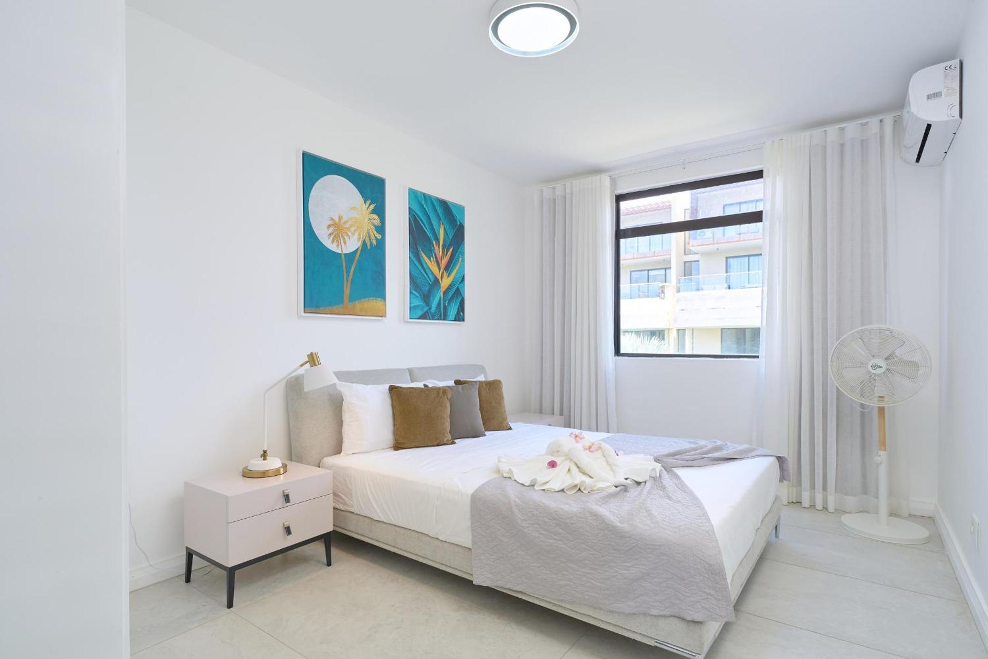 Duplex Skyline, 3 Bedroom En Suite, Beachfront Apartment Cap Malheureux