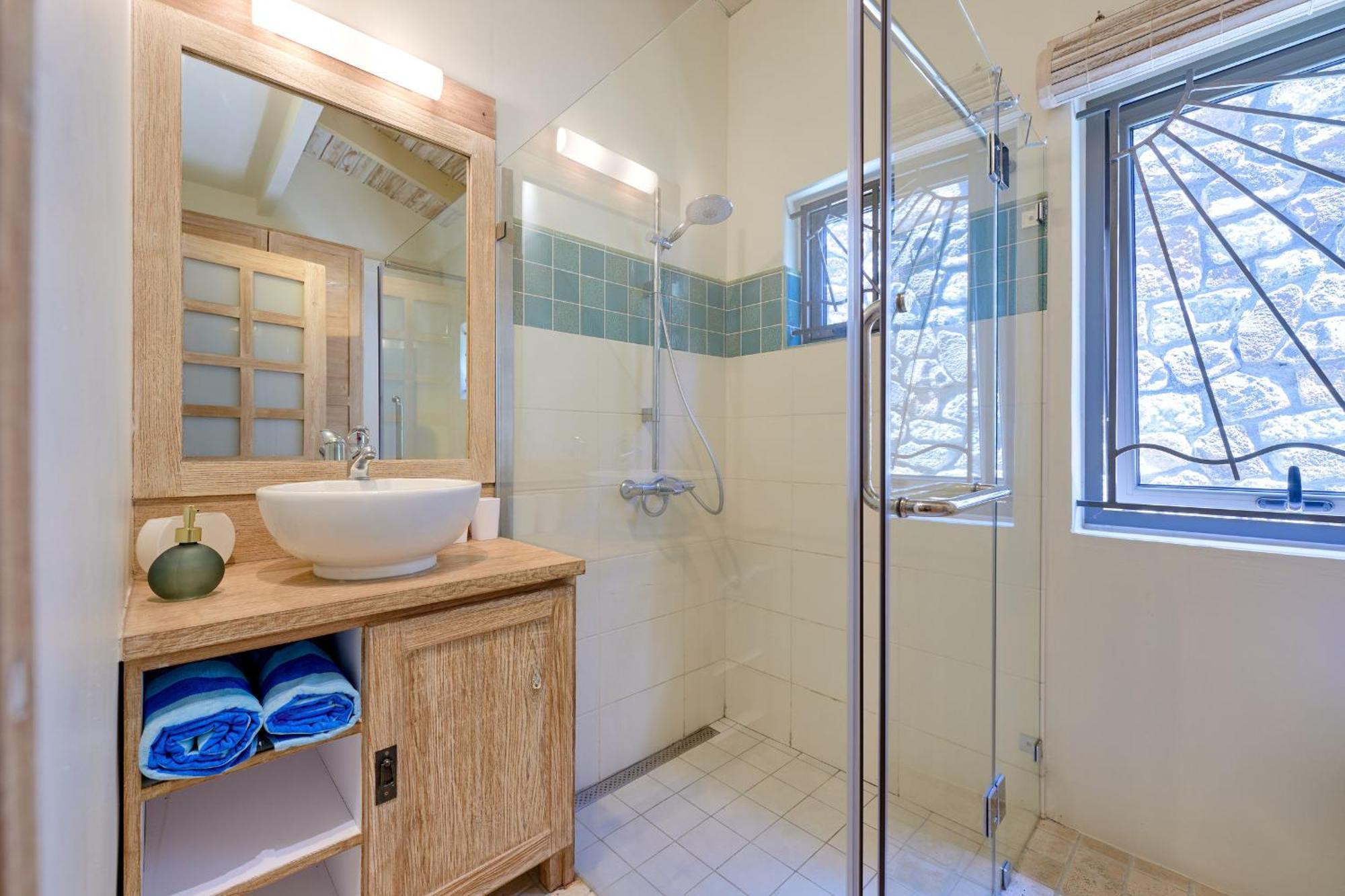 Lagon Bleu, Waterfront, Private Pool, 4 Bedrooms En-suite Villa Grand Gaube