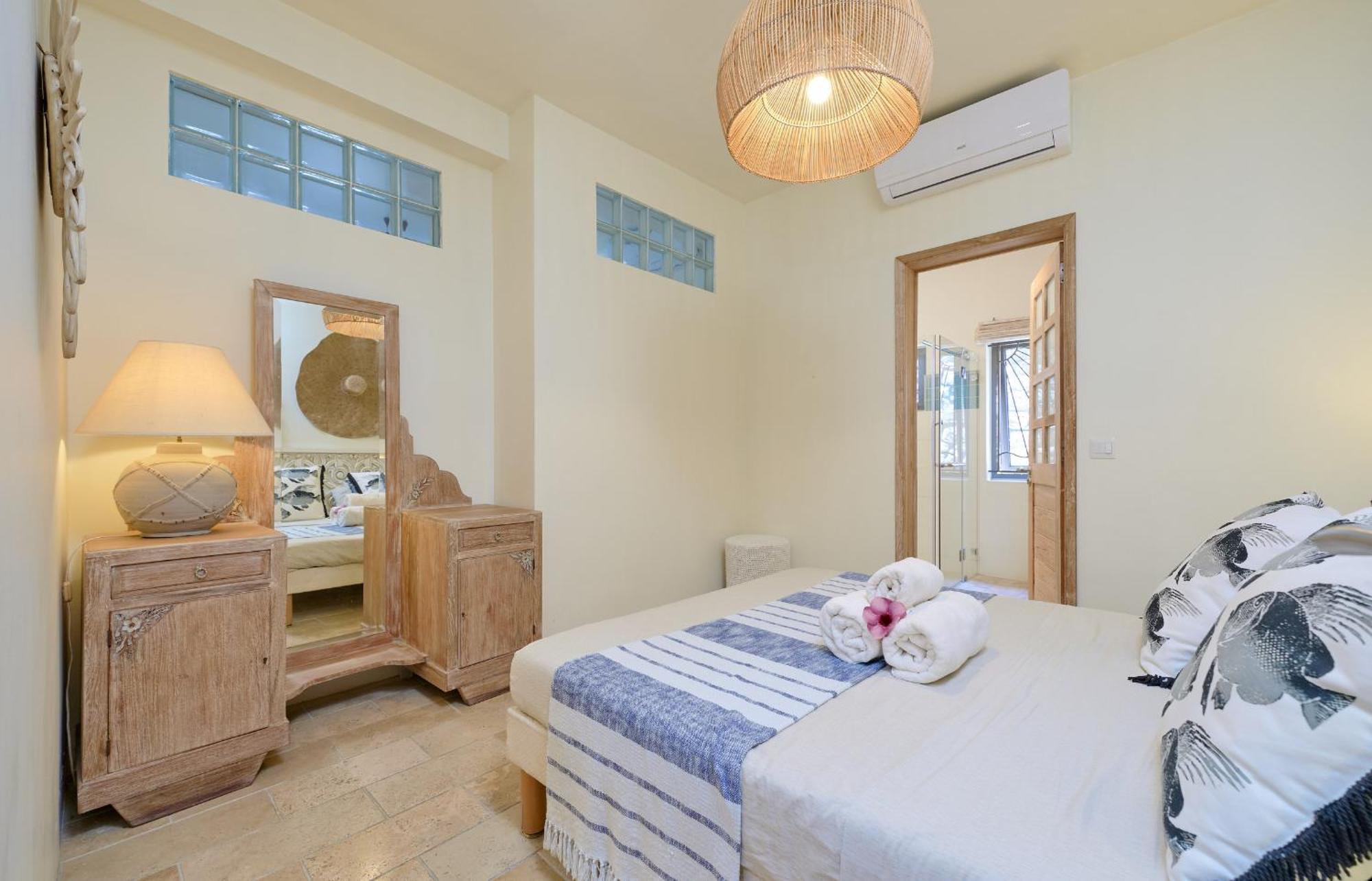 Villa Lagon Bleu, Waterfront, Private Pool, 4 Bedrooms En-suite *