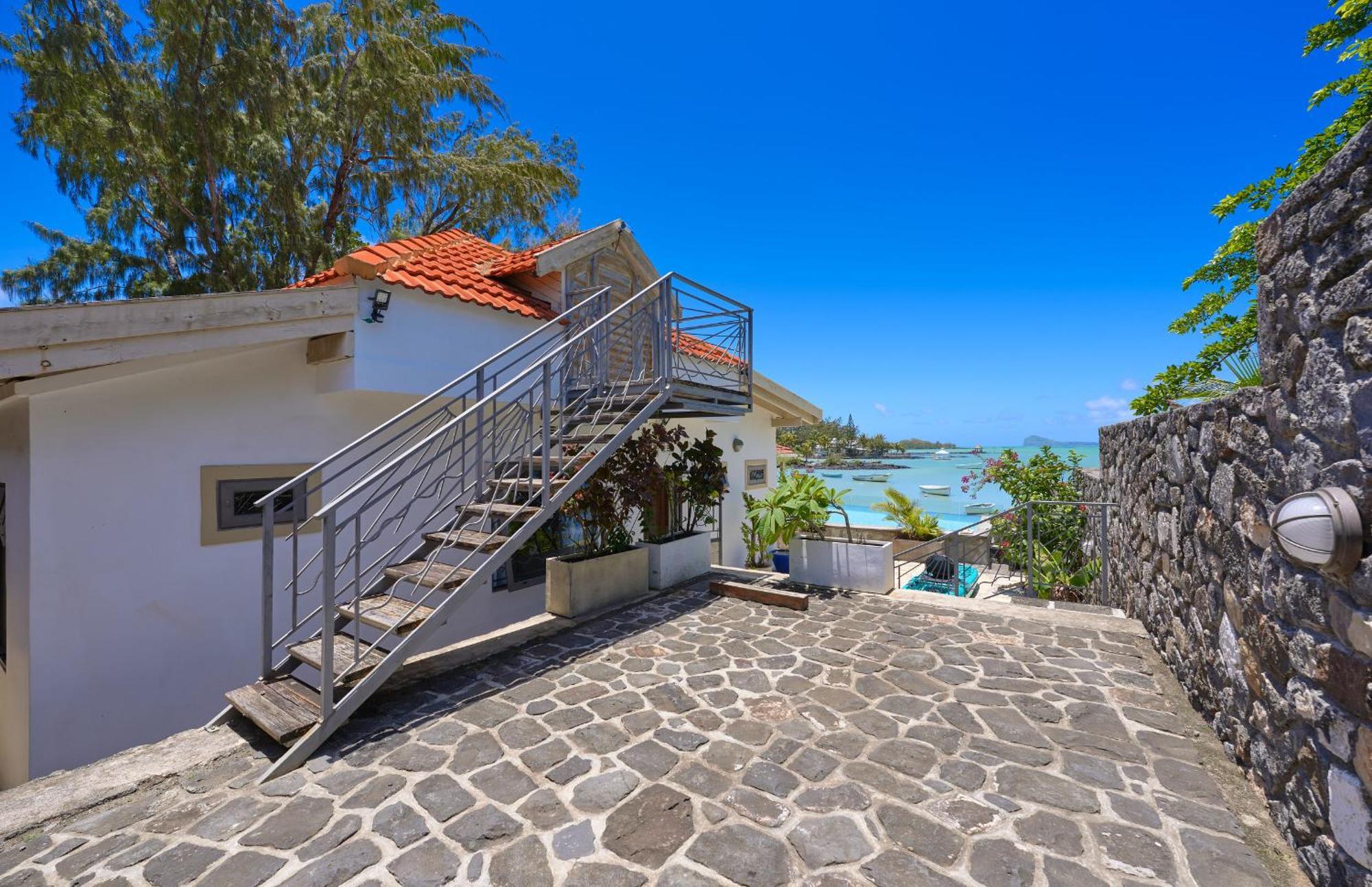 Lagon Bleu, Waterfront, Private Pool, 4 Bedrooms En-suite * Grand Gaube
