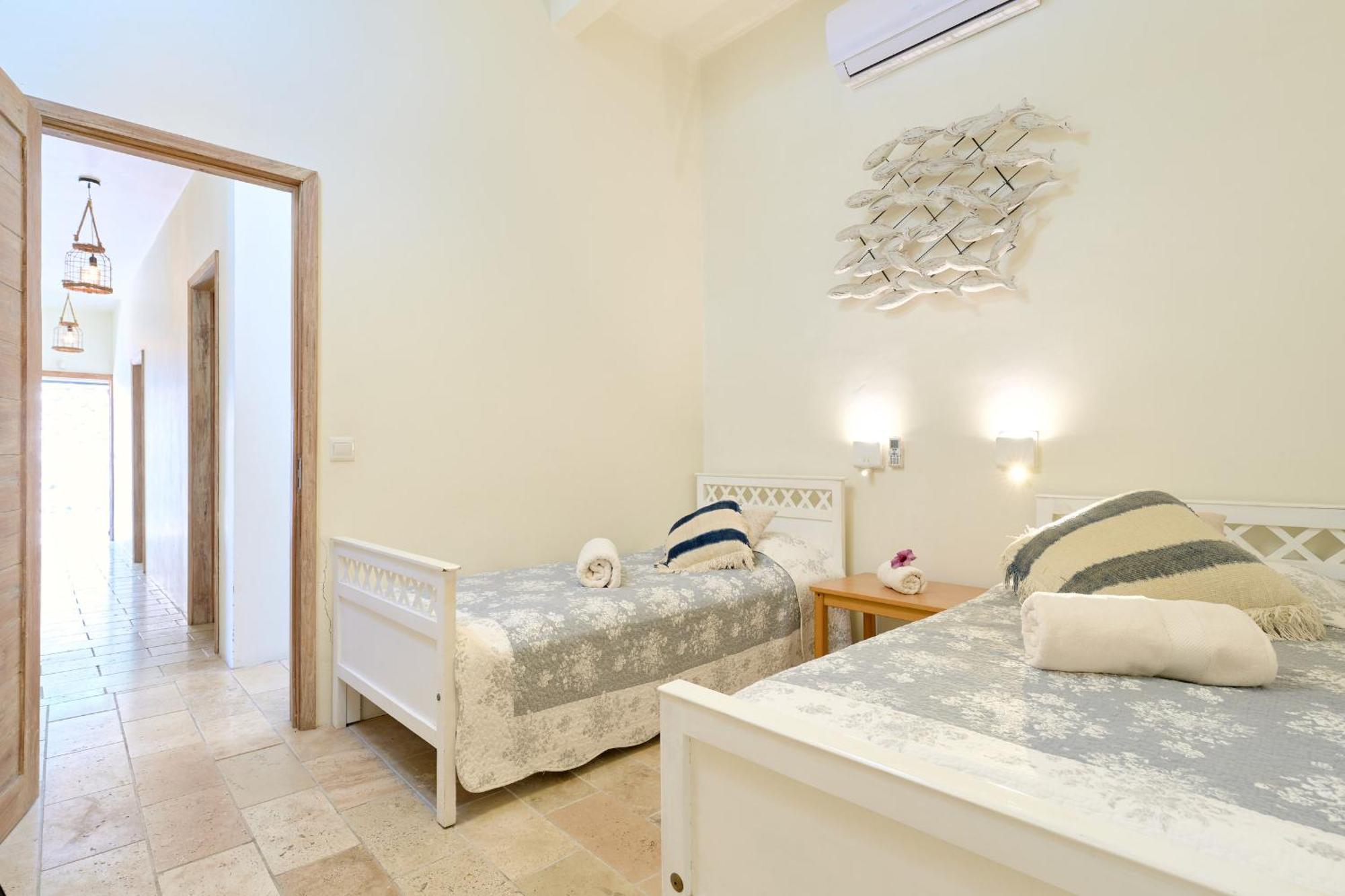 Villa Lagon Bleu, Waterfront, Private Pool, 4 Bedrooms En-suite *