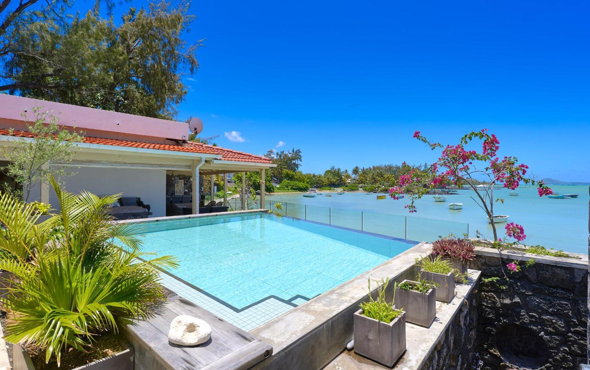 Lagon Bleu, Waterfront, Private Pool, 4 Bedrooms En-suite Grand Gaube