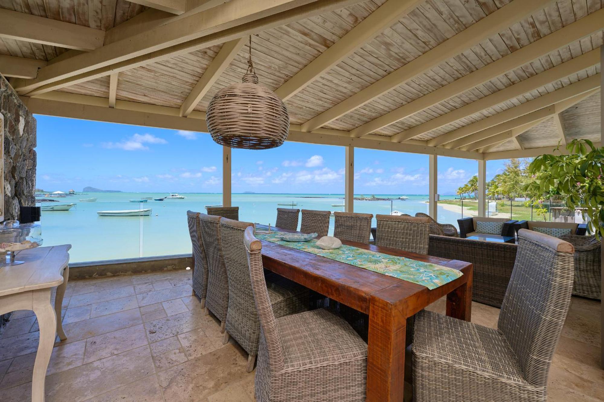Villa Lagon Bleu, Waterfront, Private Pool, 4 Bedrooms En-suite Grand Gaube