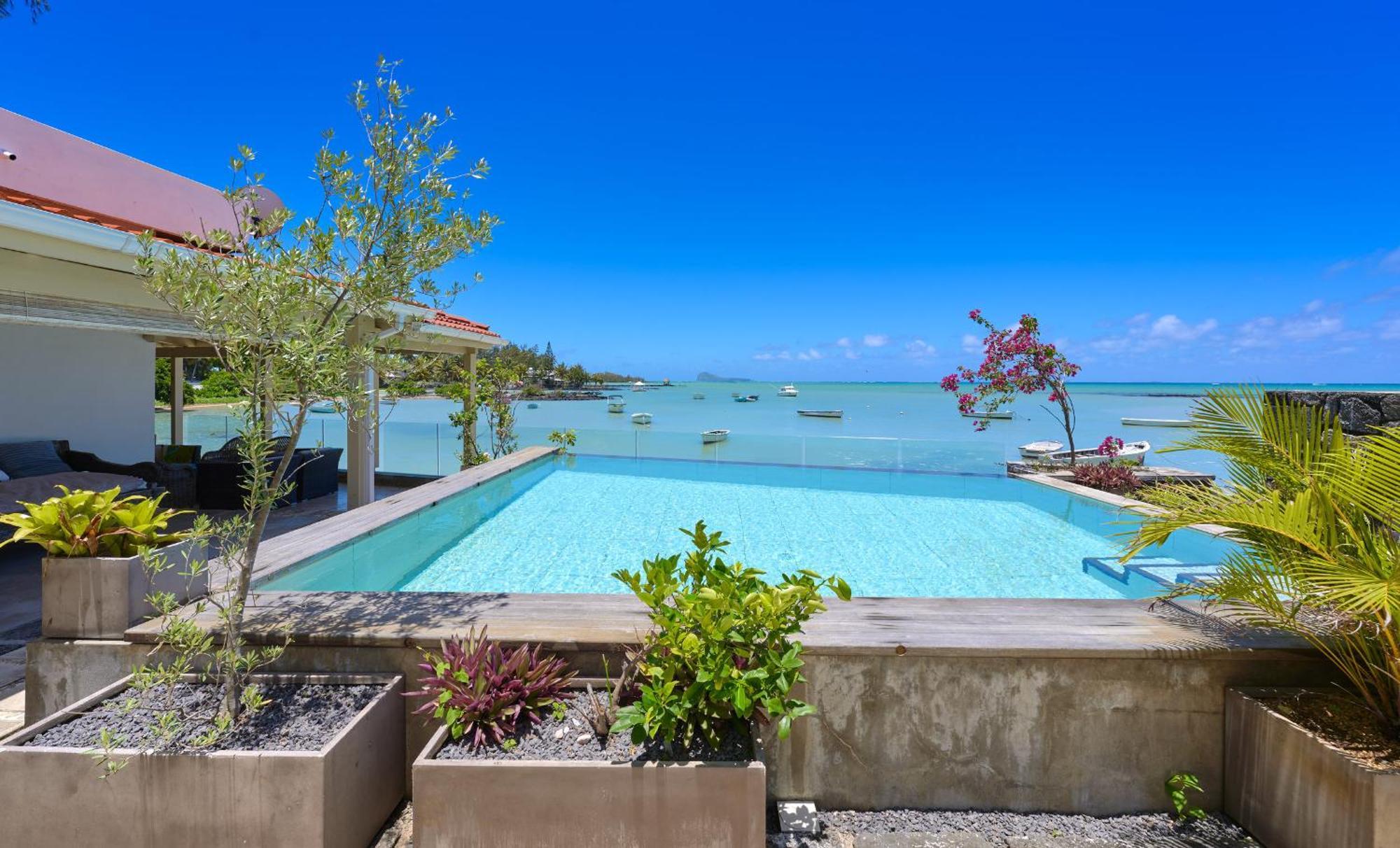 Lagon Bleu, Waterfront, Private Pool, 4 Bedrooms En-suite * Grand Gaube