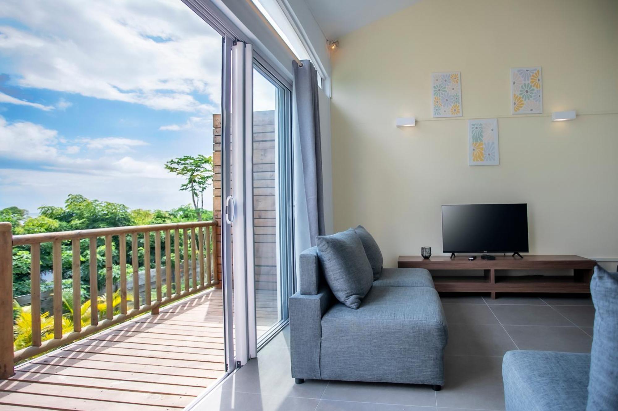 Sunny Two Bedroom Loft - Sea Views And Pool Apartment