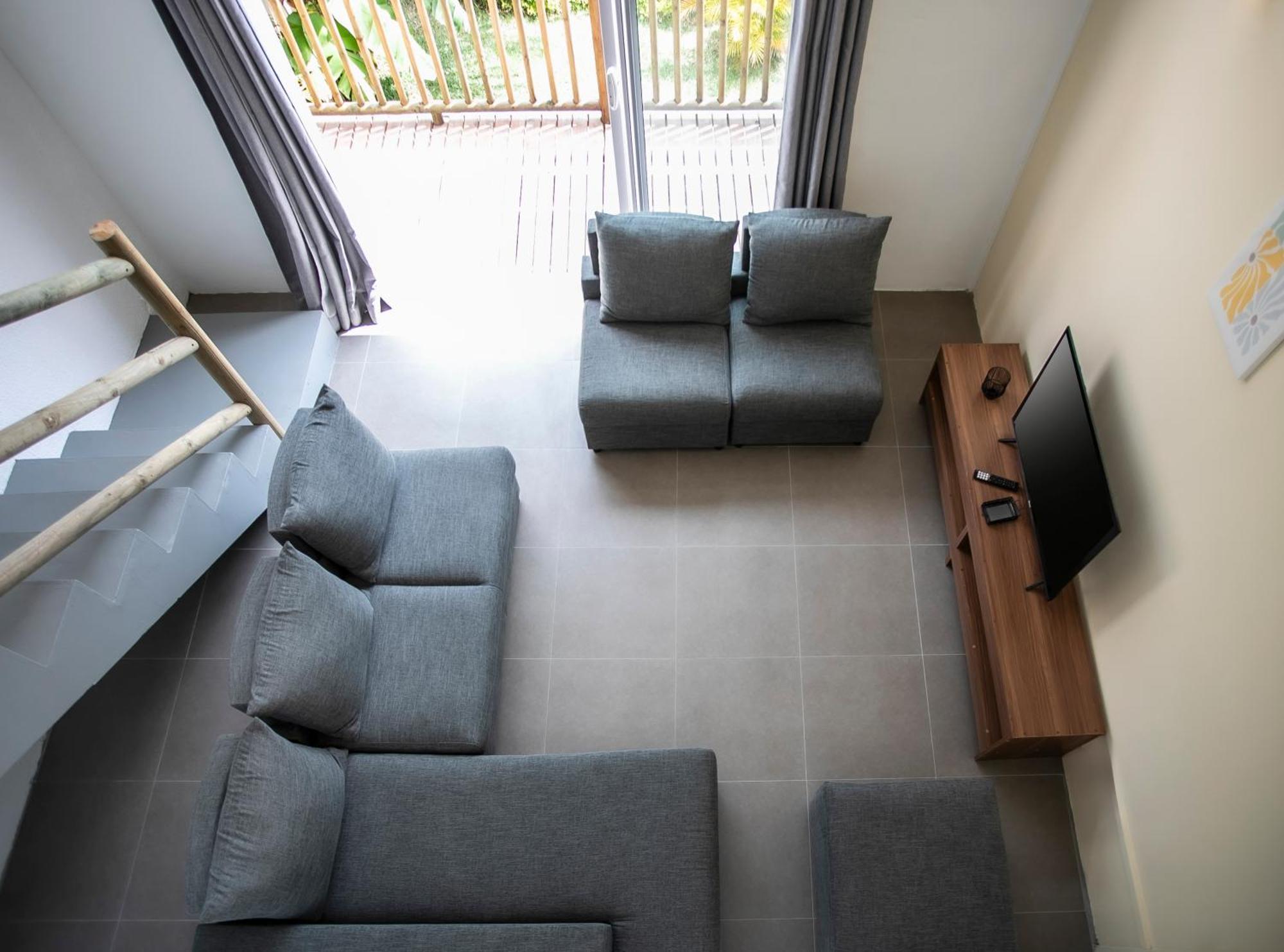 Sunny Two Bedroom Loft - Sea Views And Pool *