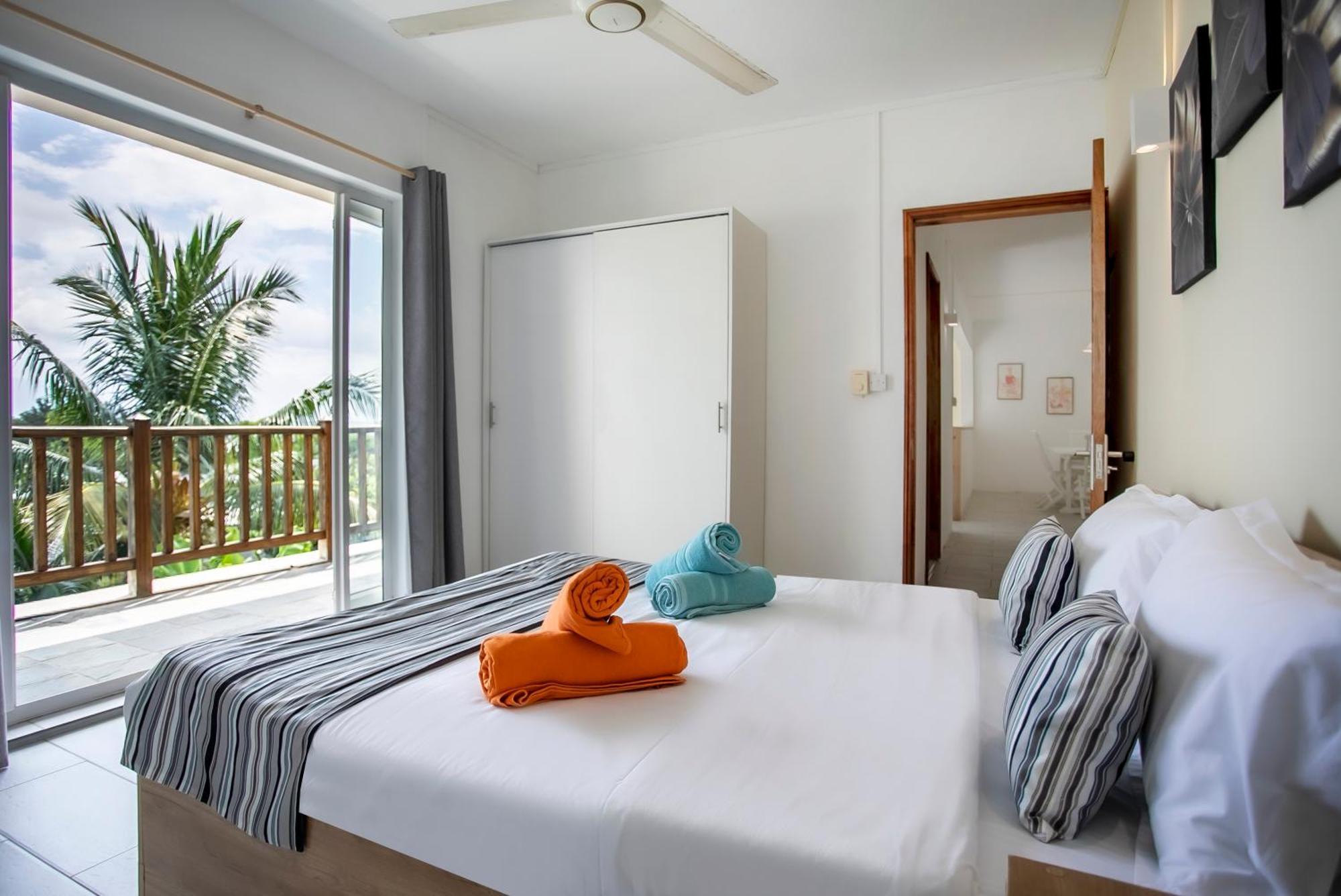 Sunny Two Bedroom Loft - Sea Views And Pool Apartment