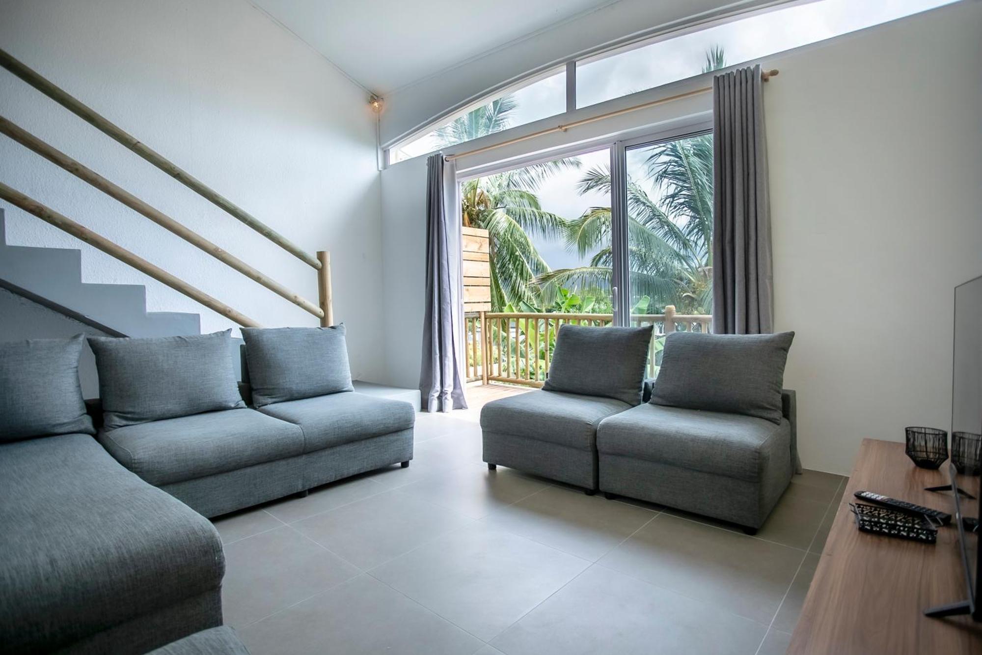 Sunny Two Bedroom Loft - Sea Views And Pool