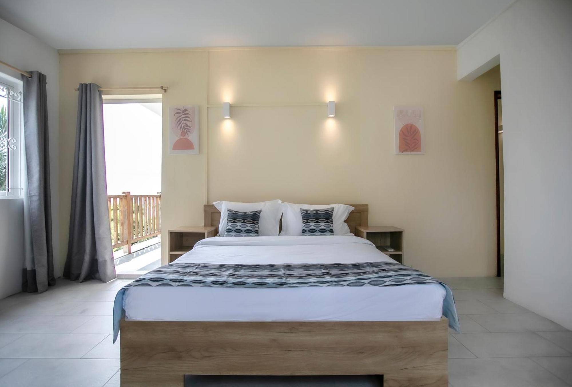 Sunny Two Bedroom Loft - Sea Views And Pool Apartment Riviere Noire