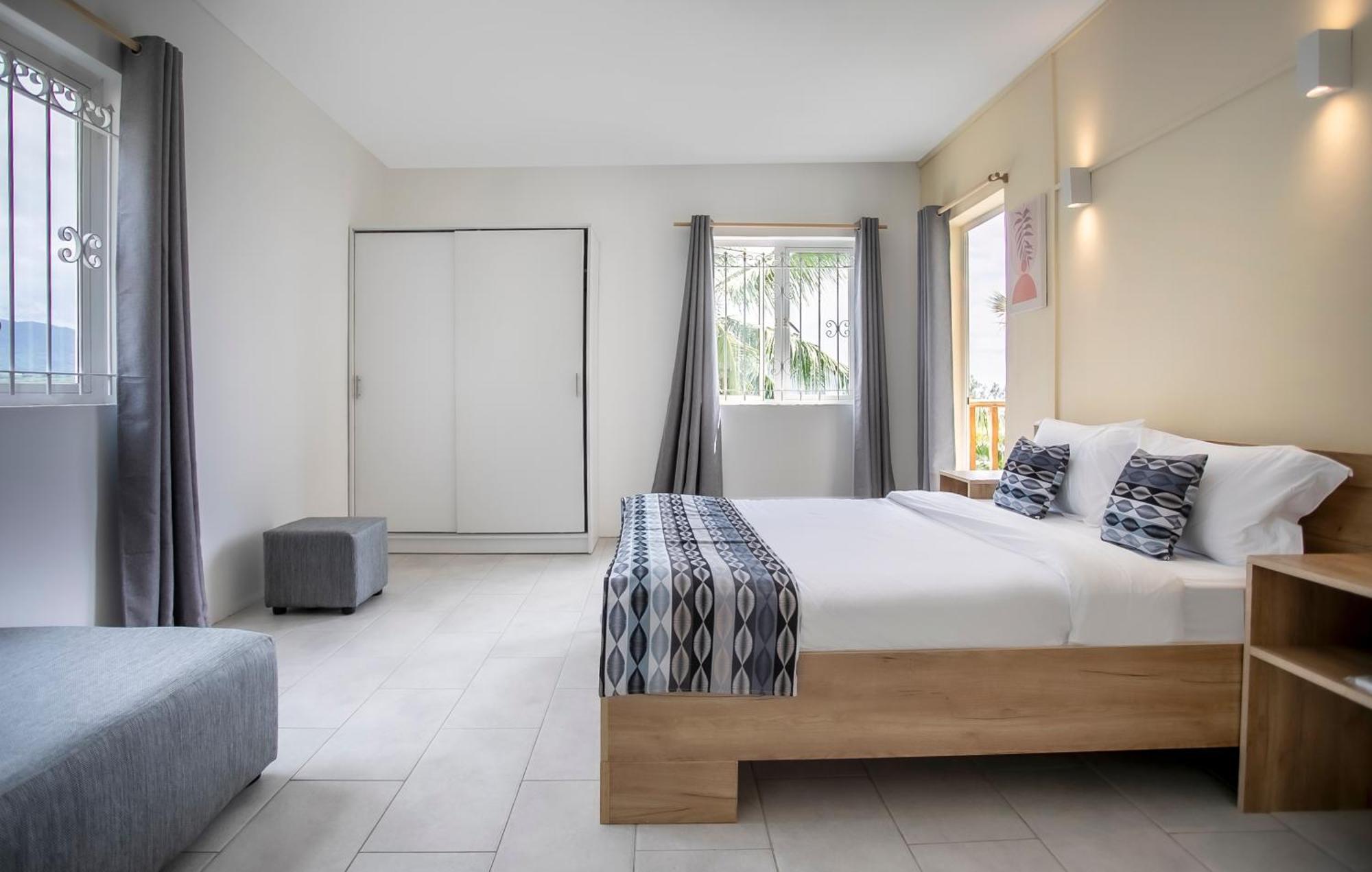 Sunny Two Bedroom Loft - Sea Views And Pool *