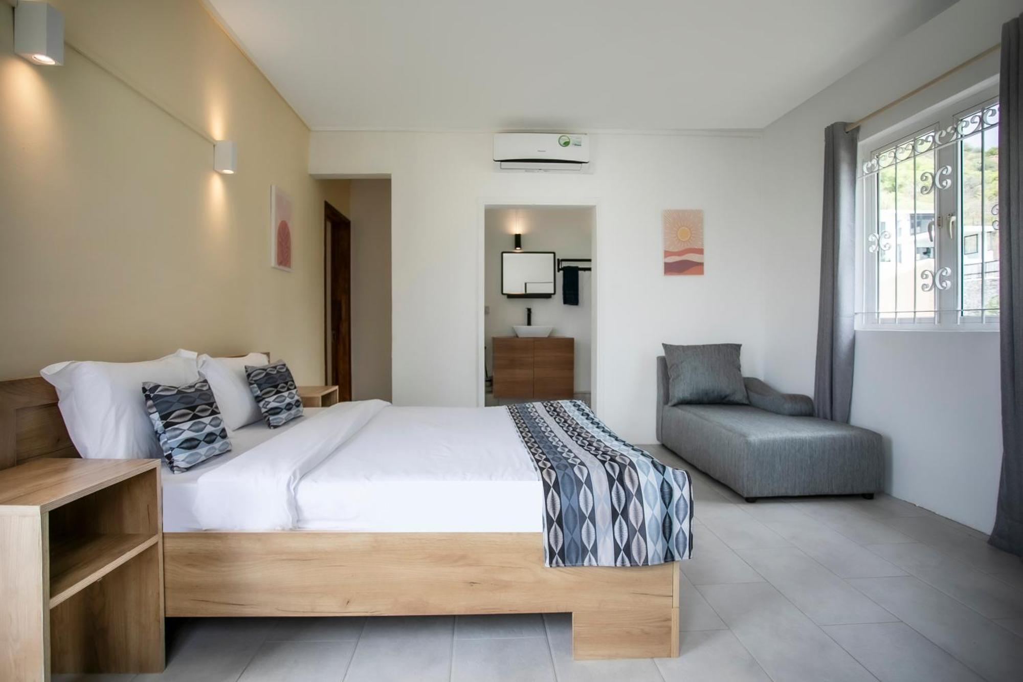 Sunny Two Bedroom Loft - Sea Views And Pool