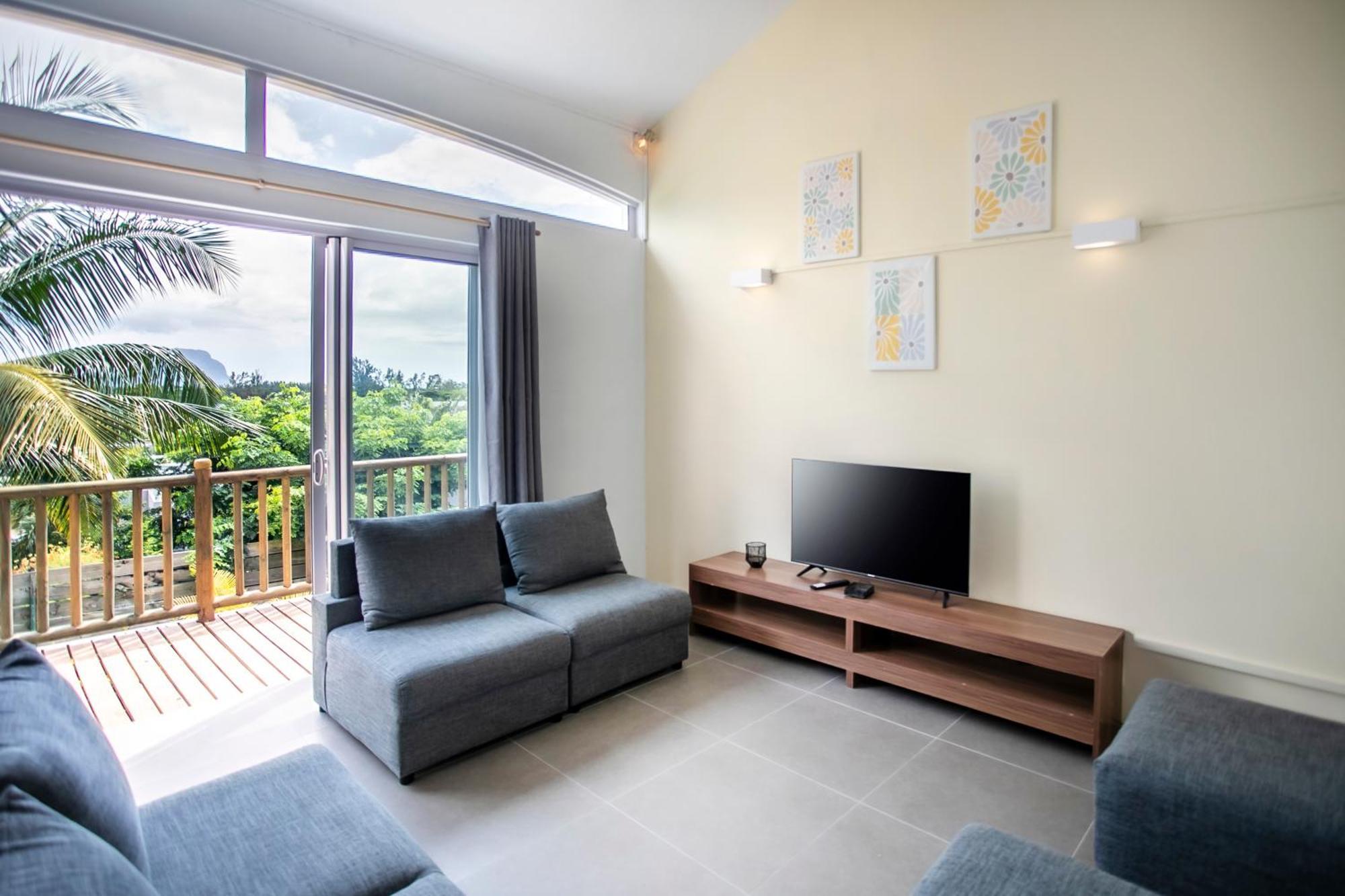 Sunny Two Bedroom Loft - Sea Views And Pool