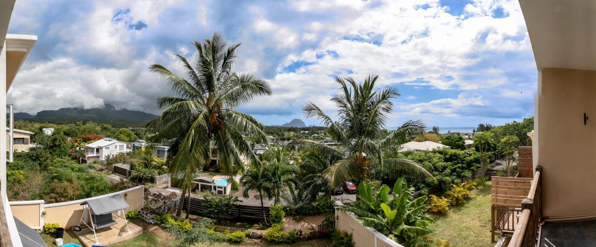 Sunny Two Bedroom Loft - Sea Views And Pool Apartment
