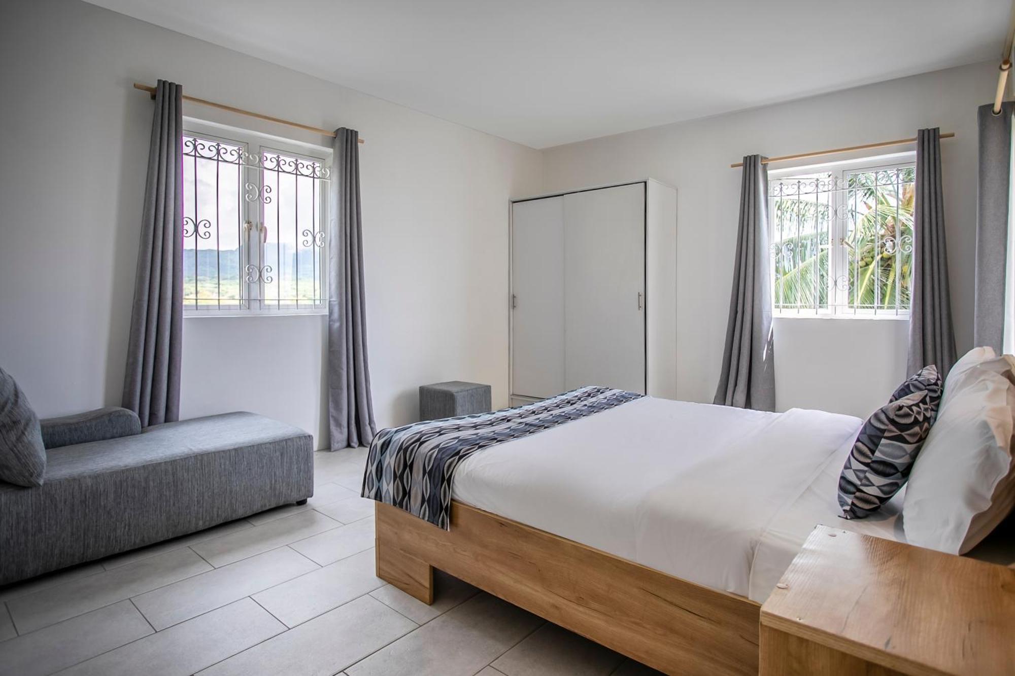 Sunny Two Bedroom Loft - Sea Views And Pool Apartment