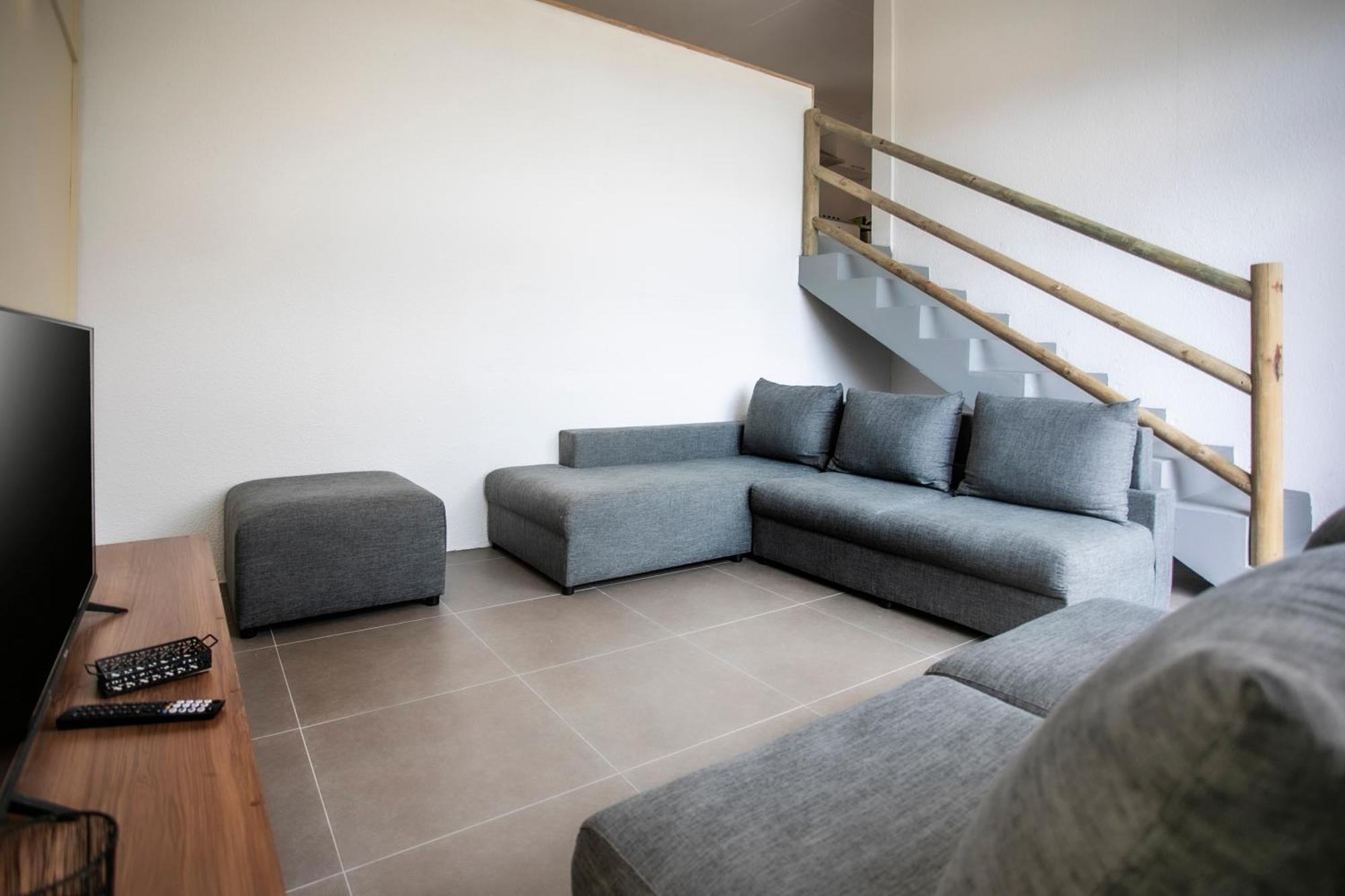 Sunny Two Bedroom Loft - Sea Views And Pool *