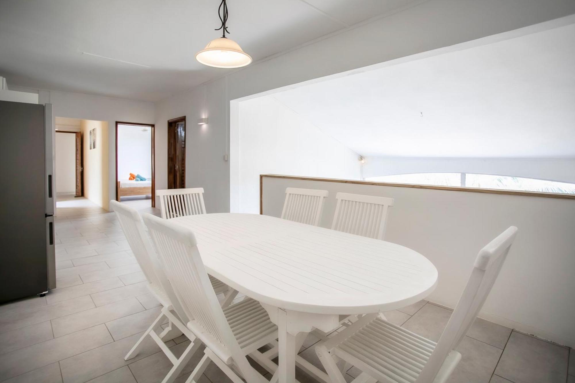 Sunny Two Bedroom Loft - Sea Views And Pool