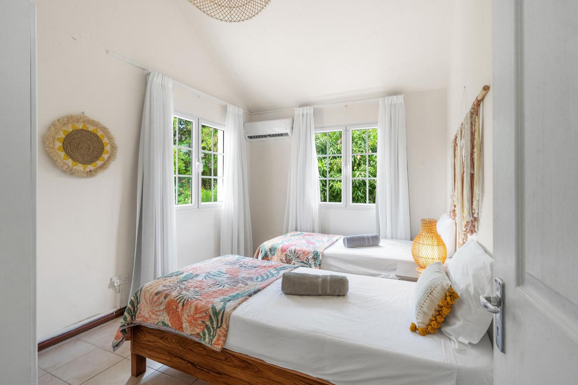 Apartment Lakaz Del Sol - Modern And Elegant With Luxurious Garden, Pool And Barbecue Area - Tourism Permit Certified