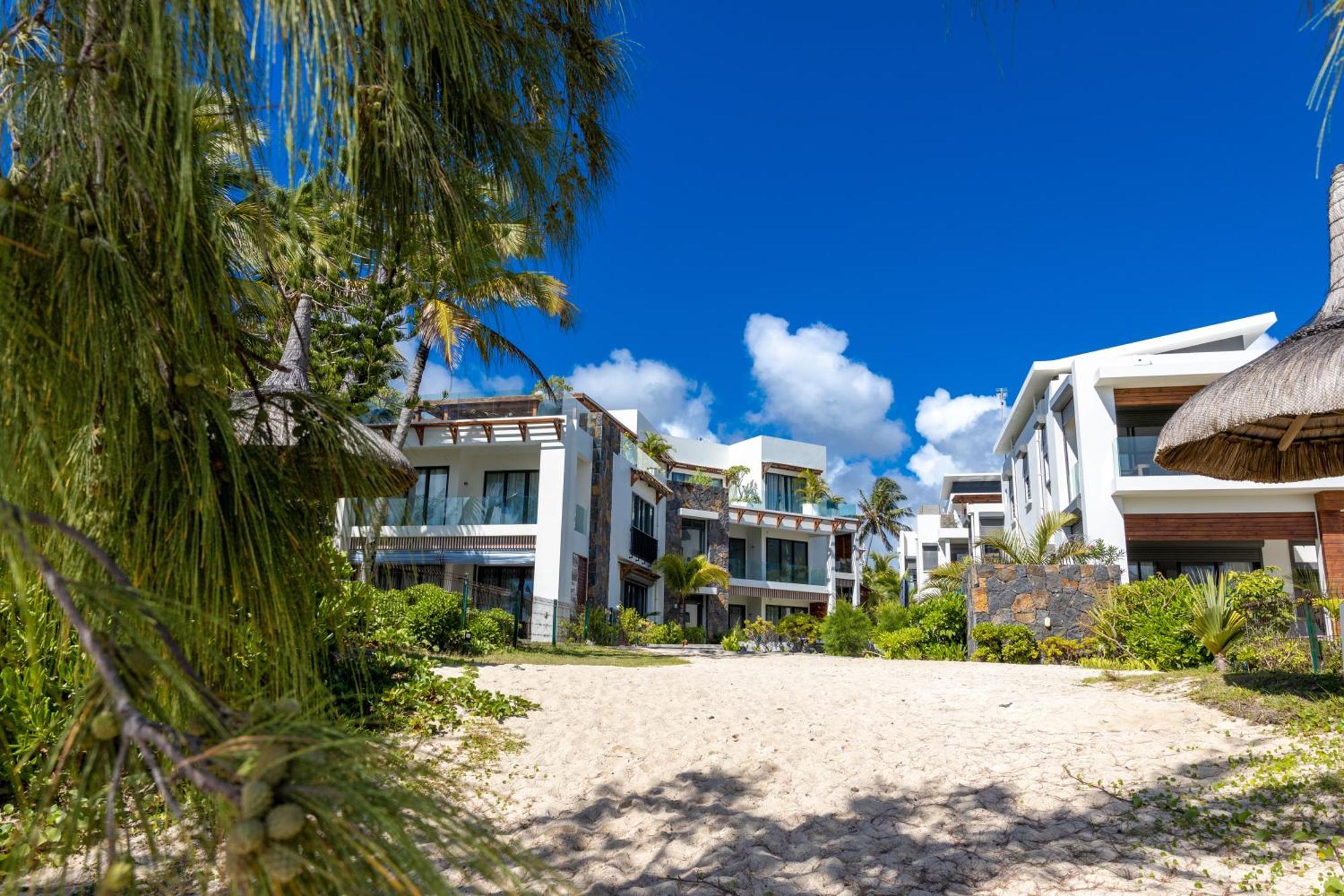 Tropical Beachfront Apartment *