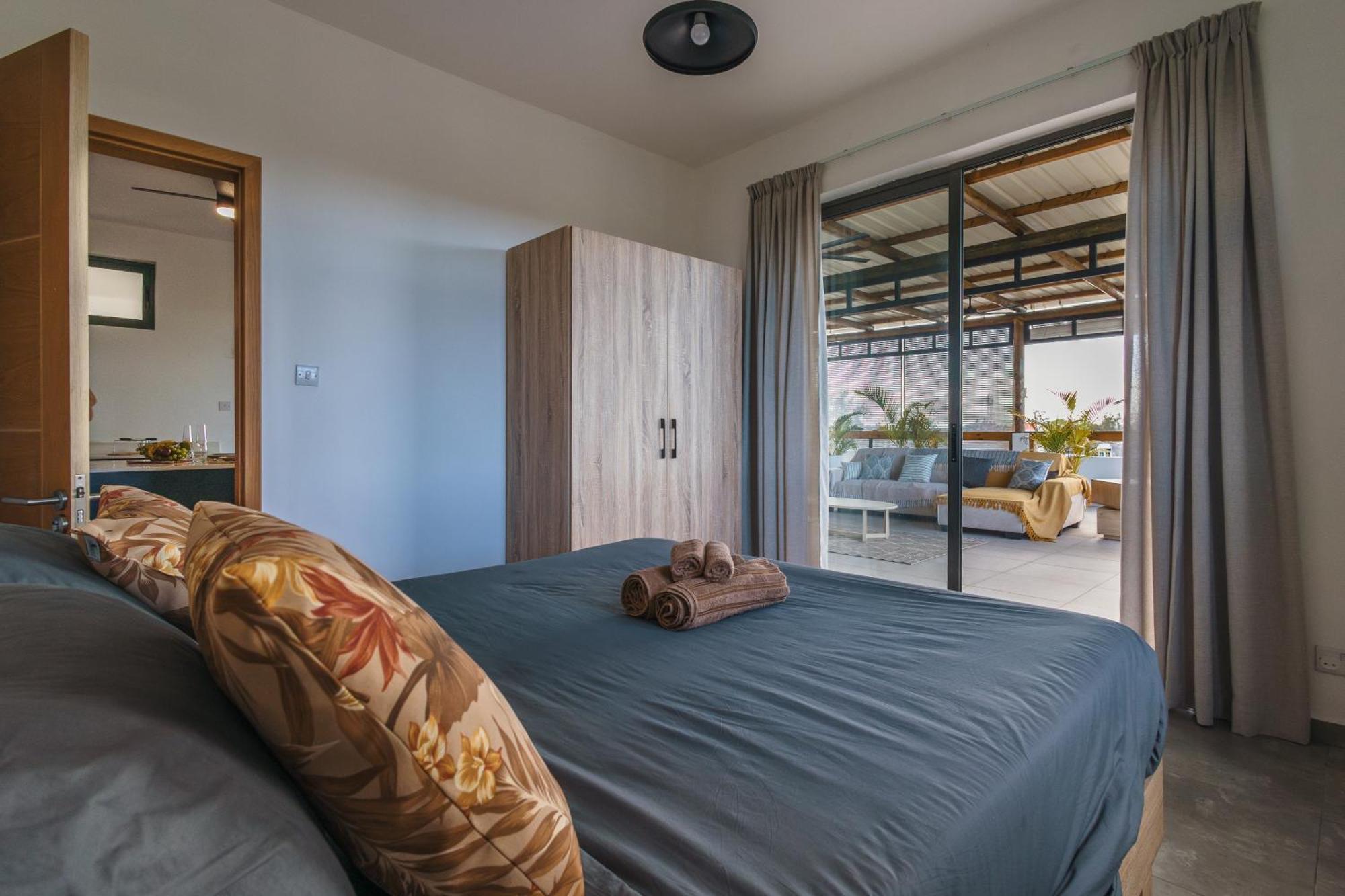Cozy Penthouse - Near Restaurants And Beaches *