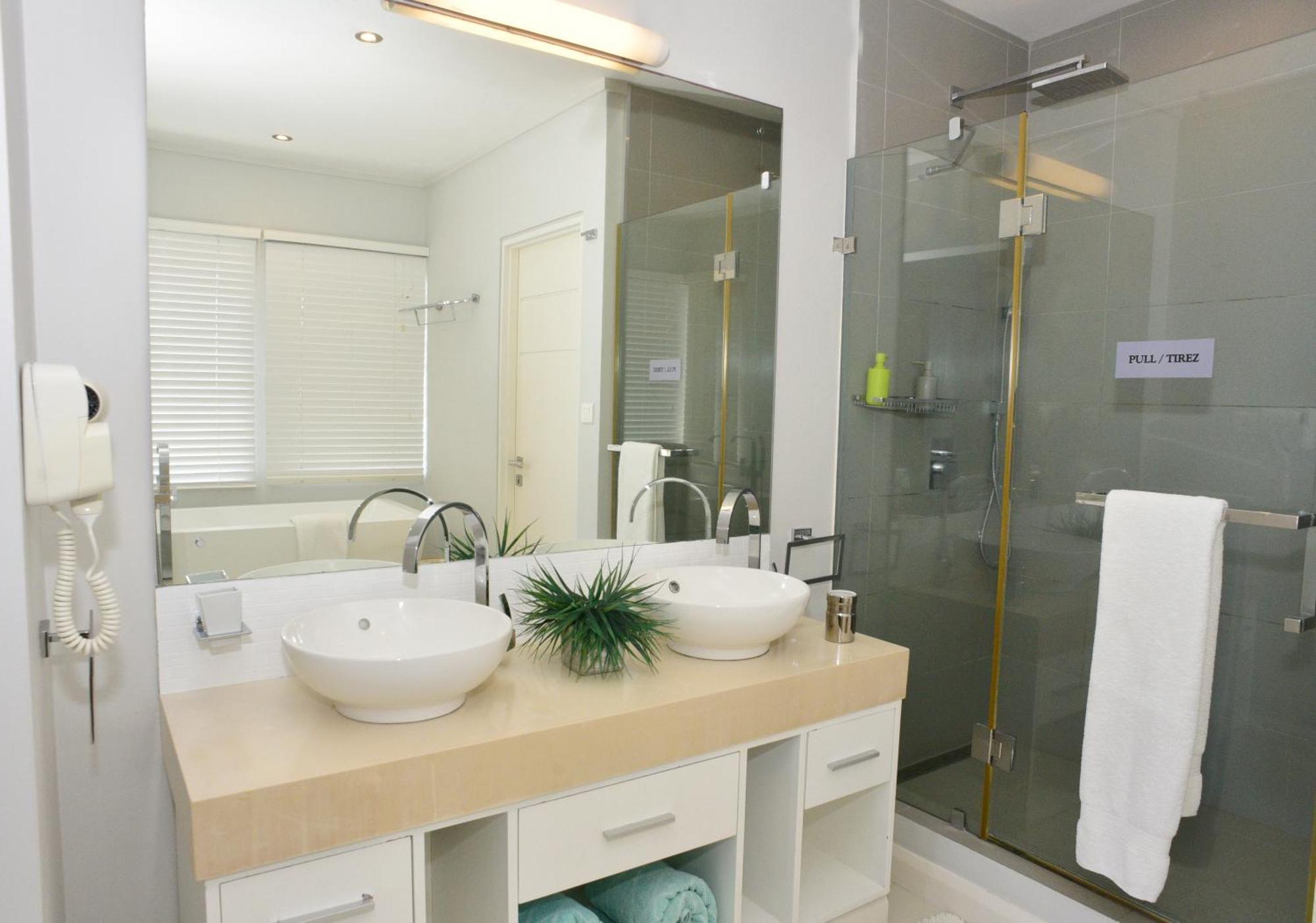 Paradise Luxury Beachfront Pointe D'Esny
