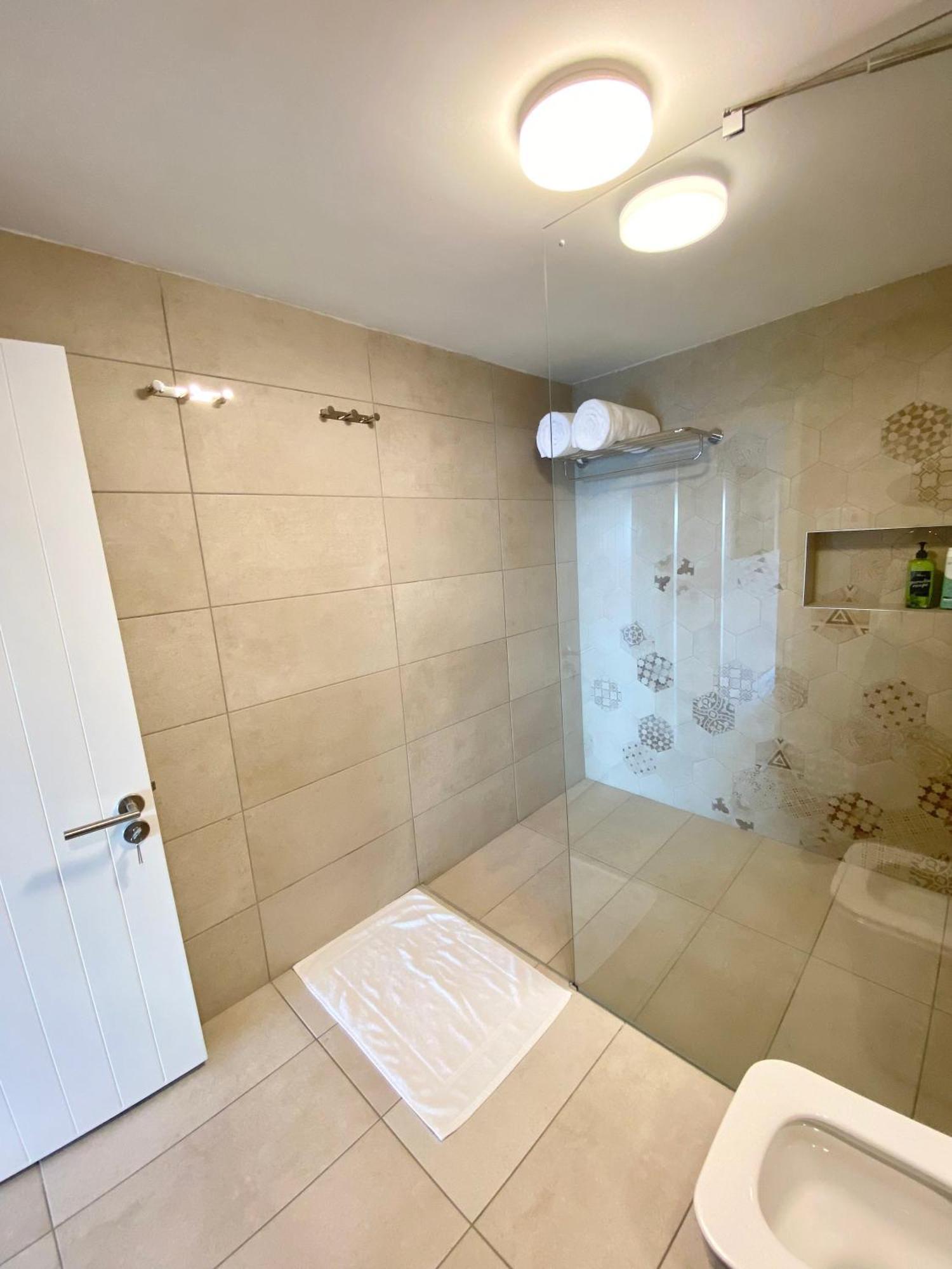 Villa Solara West - Private Pool And Seafront *