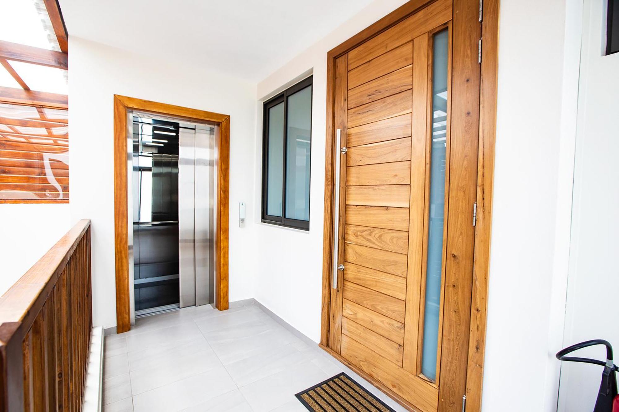 Penthouse De La Plage, Private Lift Apartment *