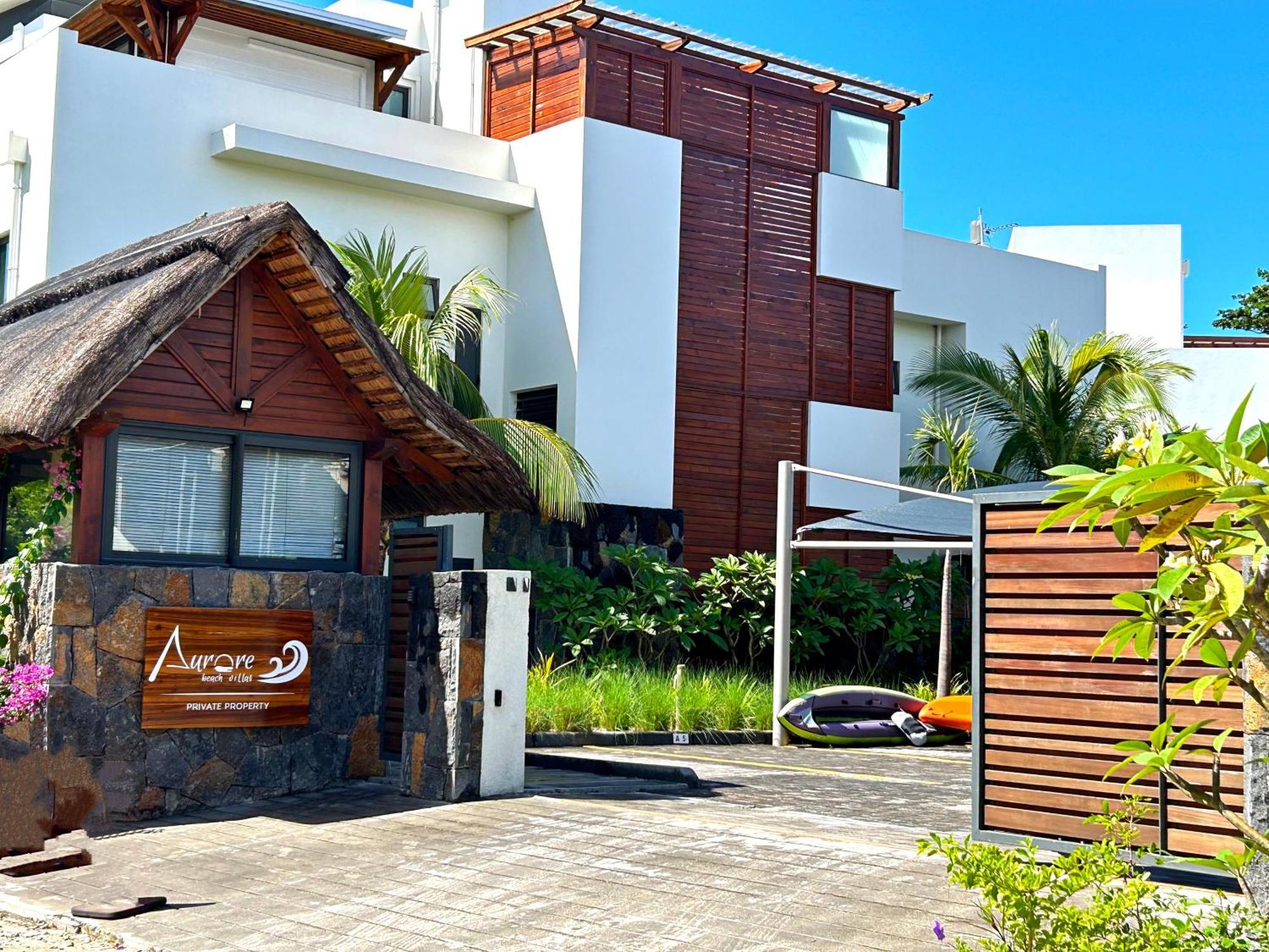 Penthouse De La Plage, Private Lift Apartment