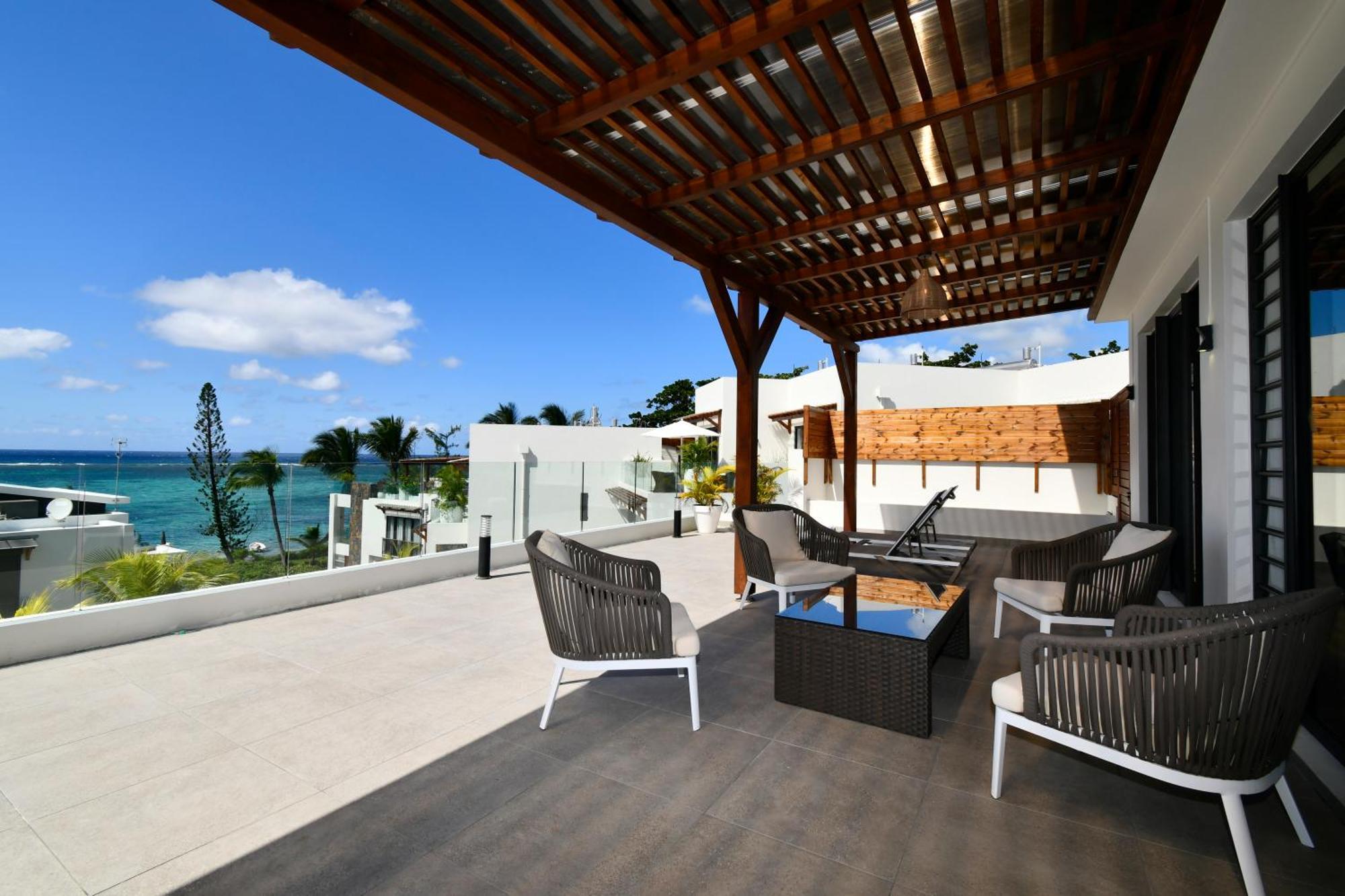 Penthouse De La Plage, Private Lift Apartment Belle Mare